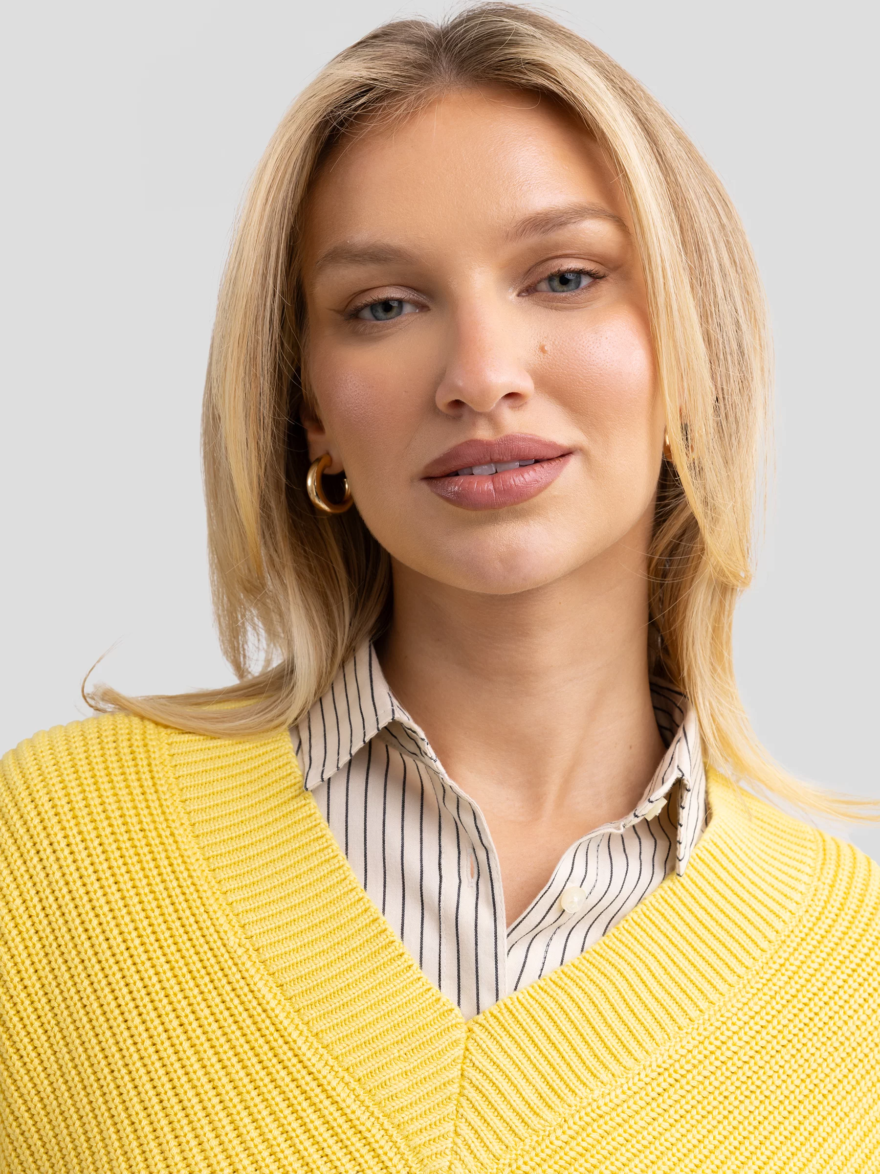 Sweter damski z wiskozy z dekoltem v-neck żółty Cyntiana 200