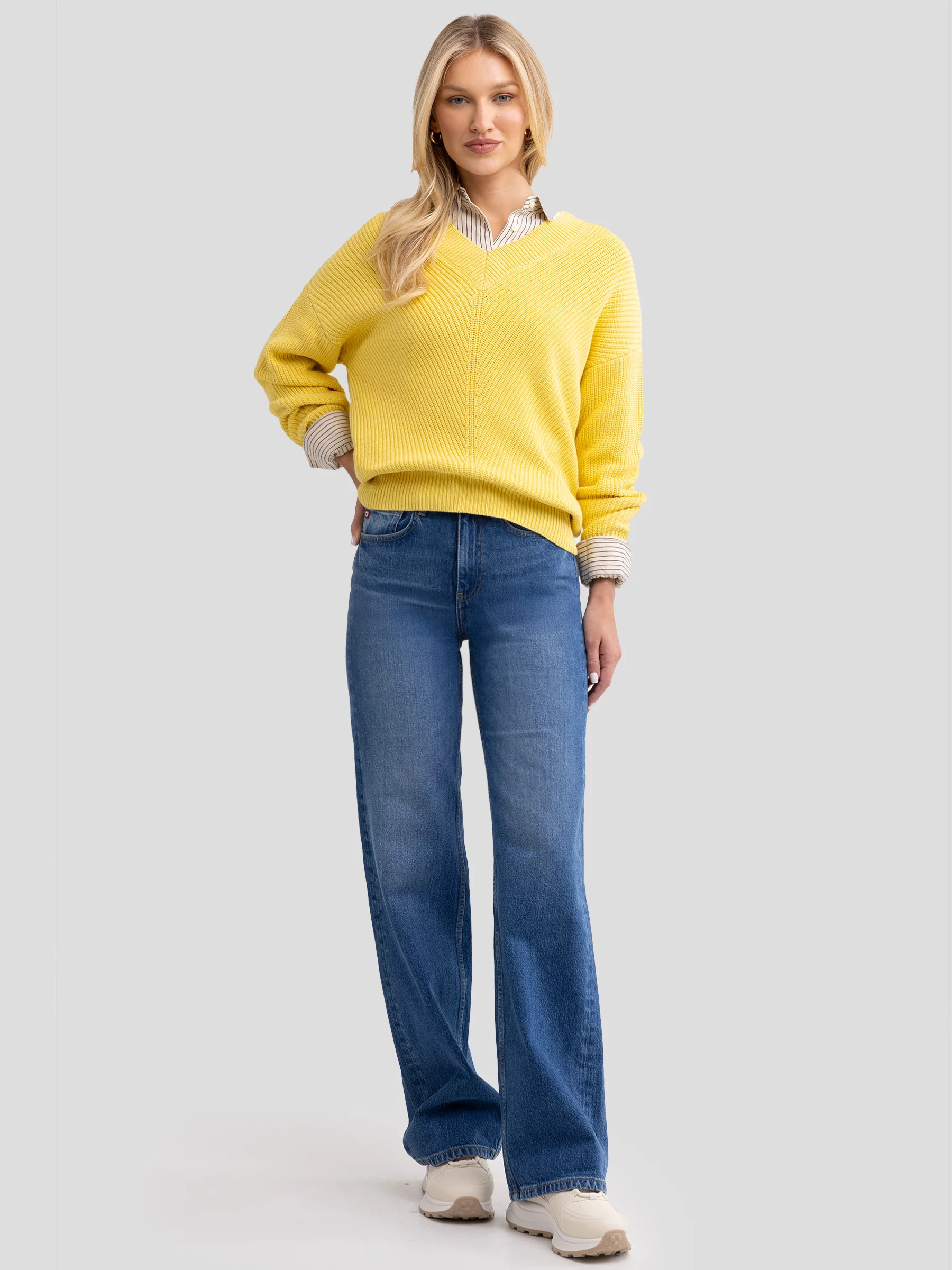 Sweter damski z wiskozy z dekoltem v-neck żółty Cyntiana 200