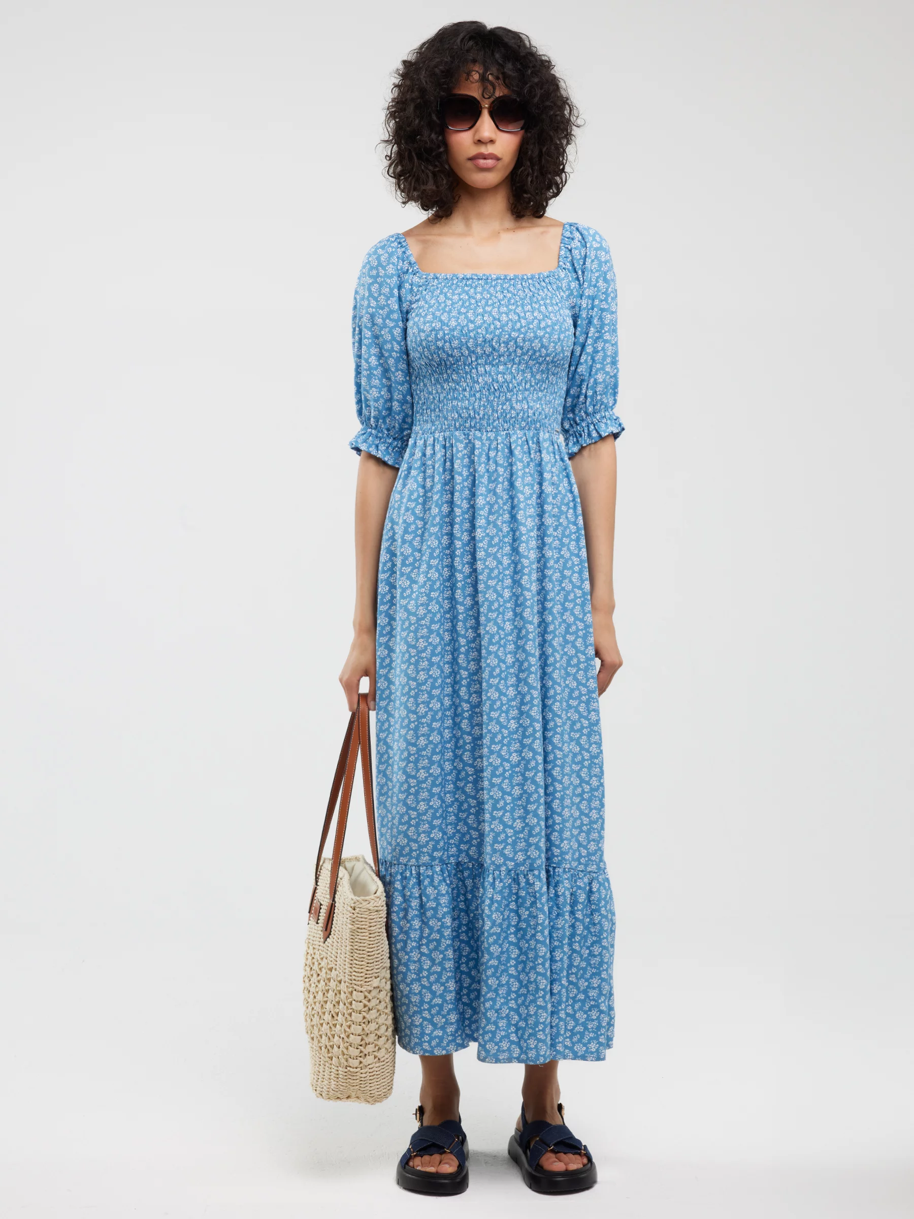 Sukienka damska maxi z motywem kwiatowym niebieska Dinova 402