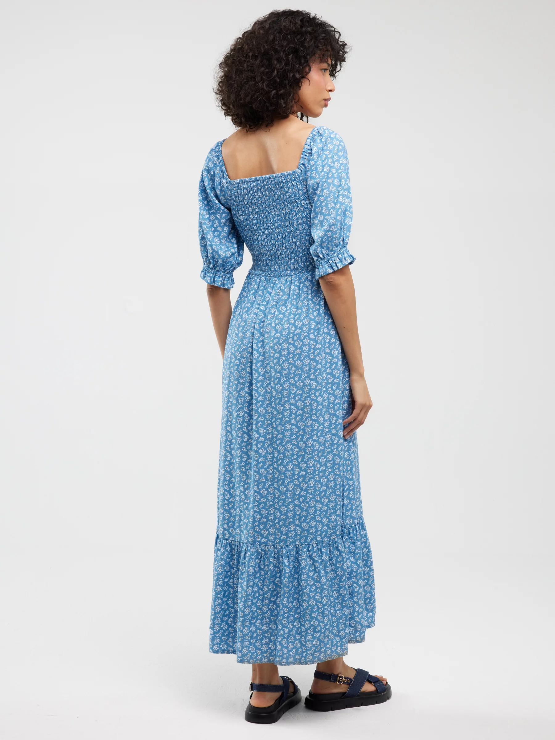 Sukienka damska maxi z motywem kwiatowym niebieska Dinova 402