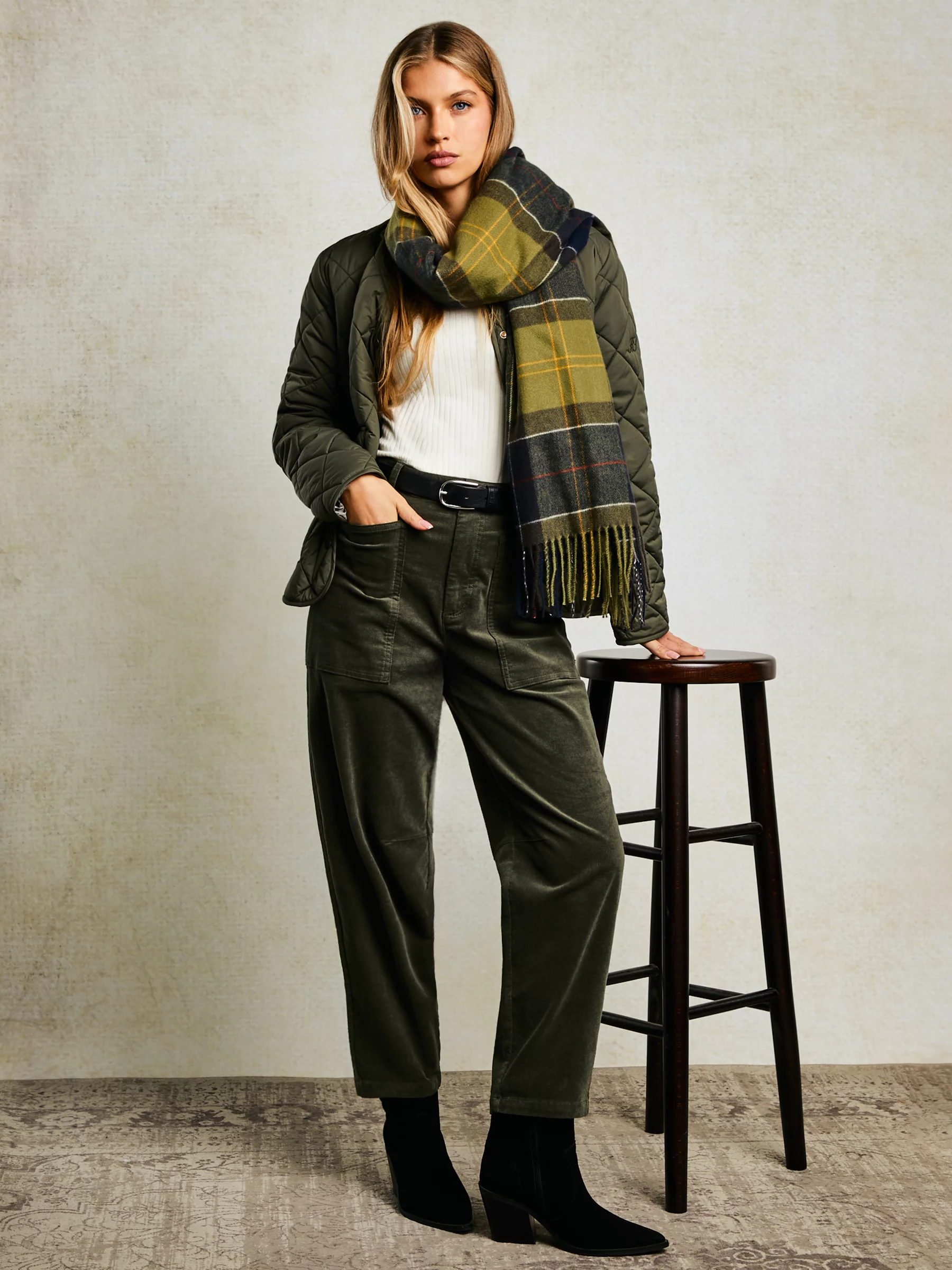 Spodnie damskie sztruks 7/8 z kieszeniami khaki Nadine 303