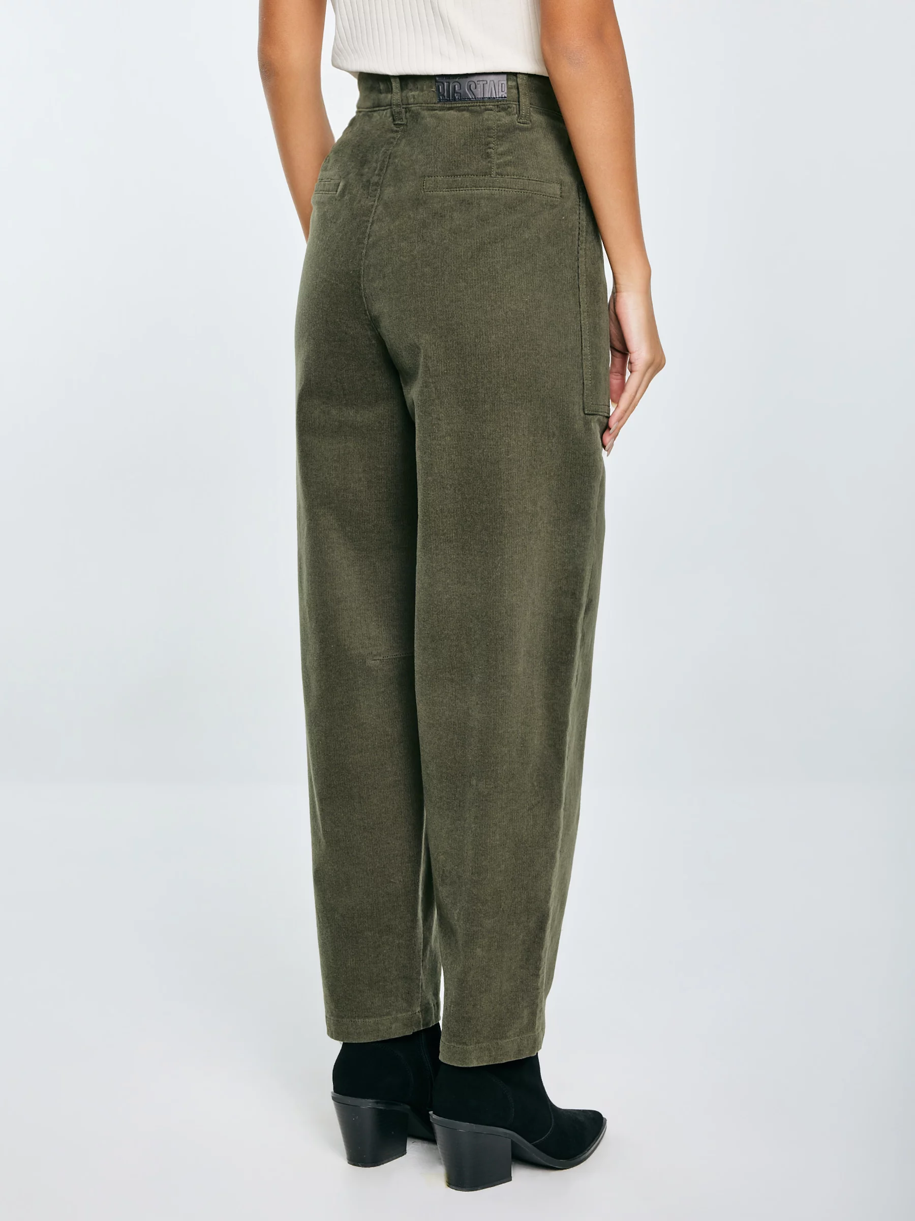 Spodnie damskie sztruks 7/8 z kieszeniami khaki Nadine 303