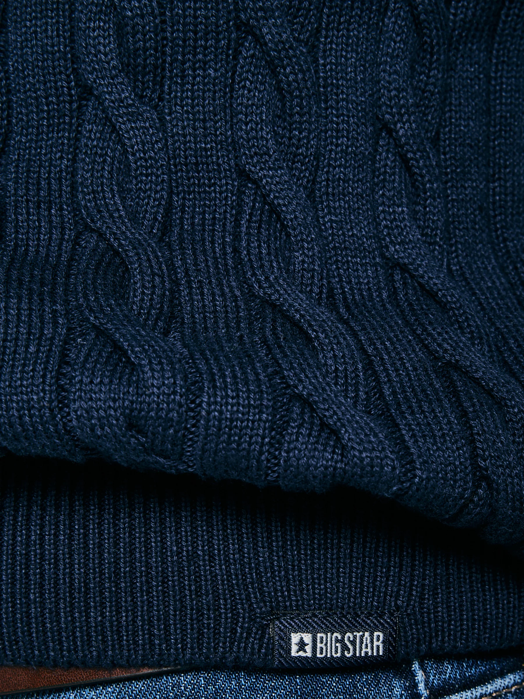 Sweter męski ze splotem warkoczowym granatowy Amaris 403