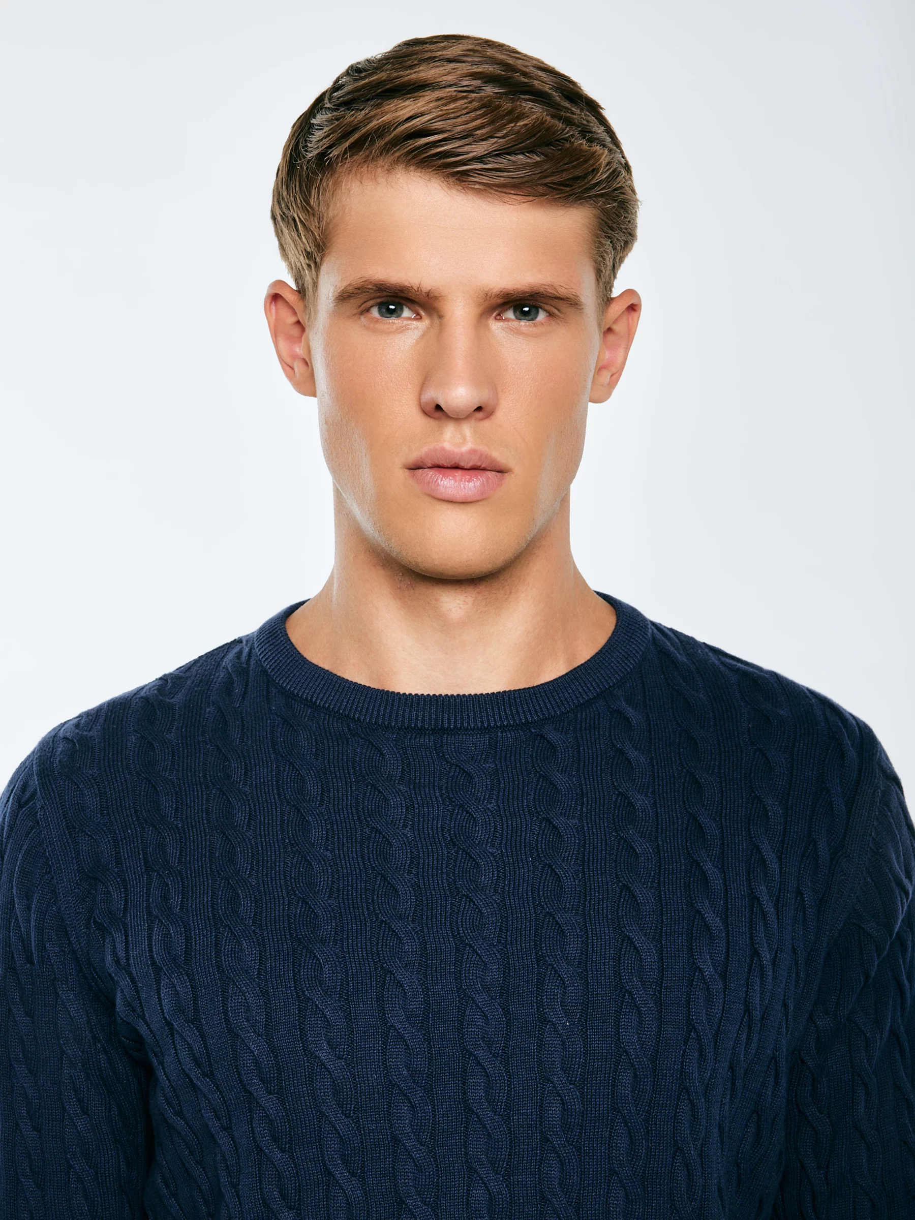 Sweter męski ze splotem warkoczowym granatowy Amaris 403