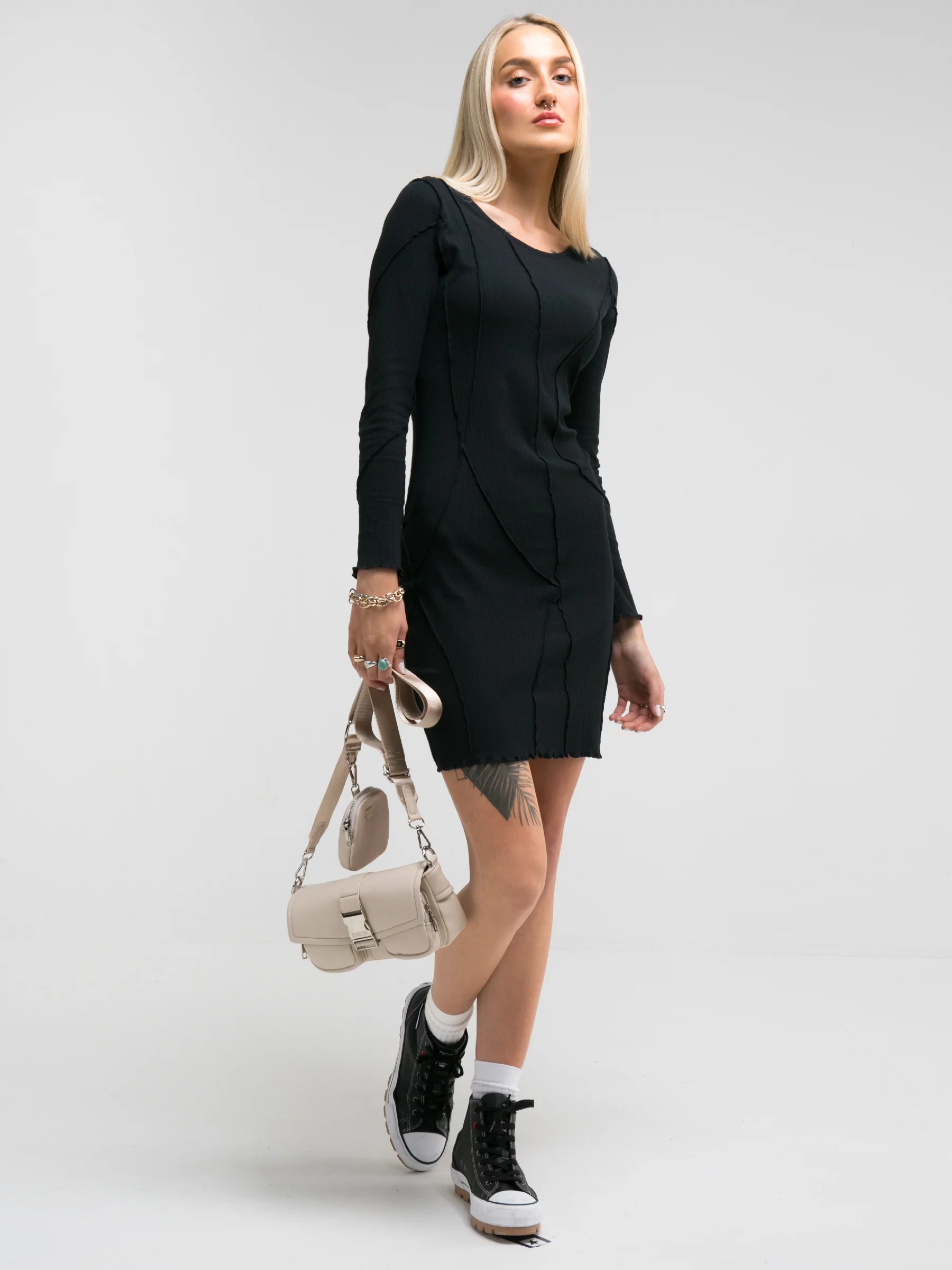 Sukienka damska mini dopasowana czarna Malgosara 906