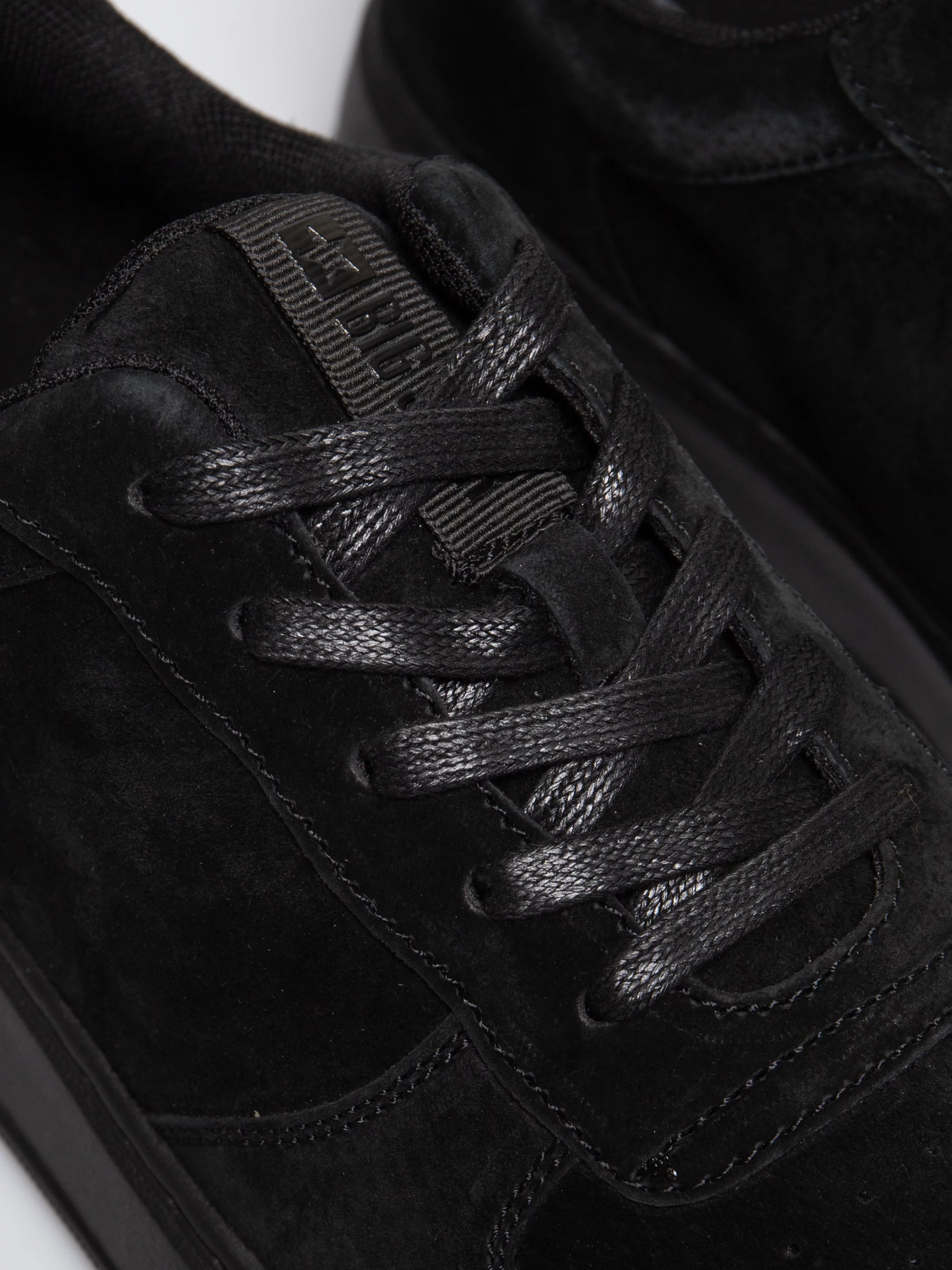 Sneakersy męskie ze skóry naturalnej zamszowej czarne OO174012 906