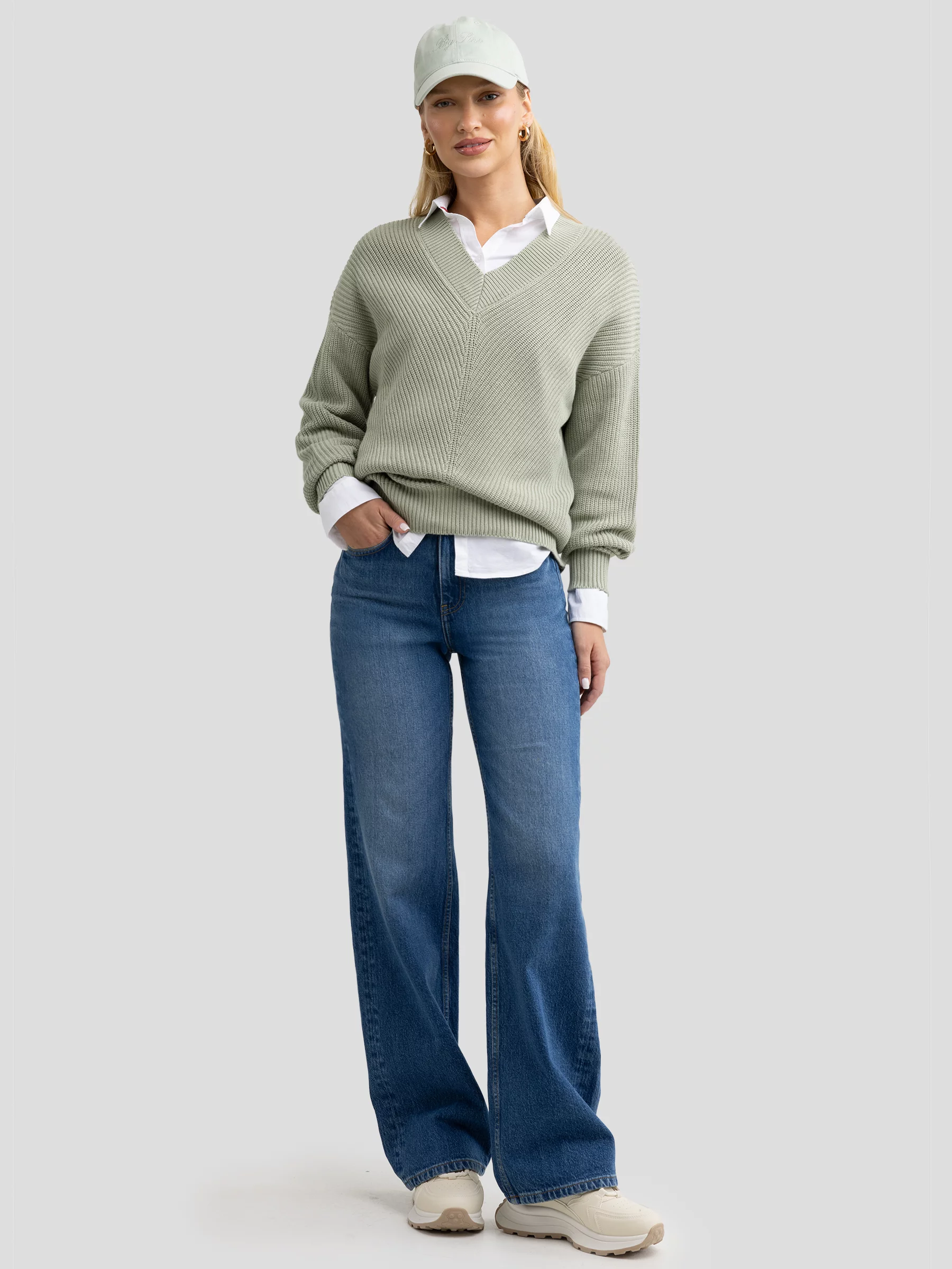 Sweter damski z wiskozy z dekoltem v-neck pistacjowy Cyntiana 300