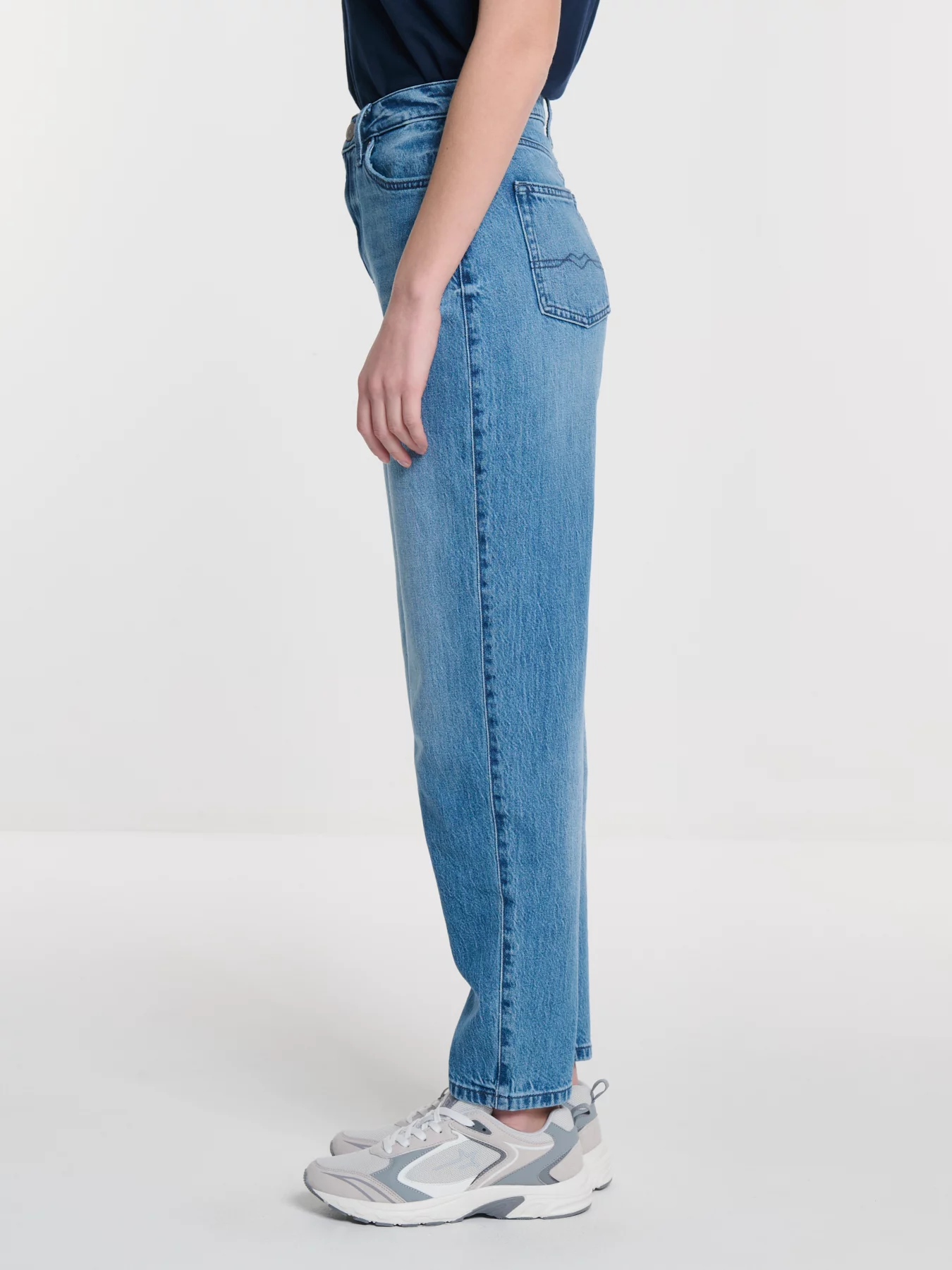 Jeansy damskie mom jeans z kolekcji Authentic niebieskie Silla 363
