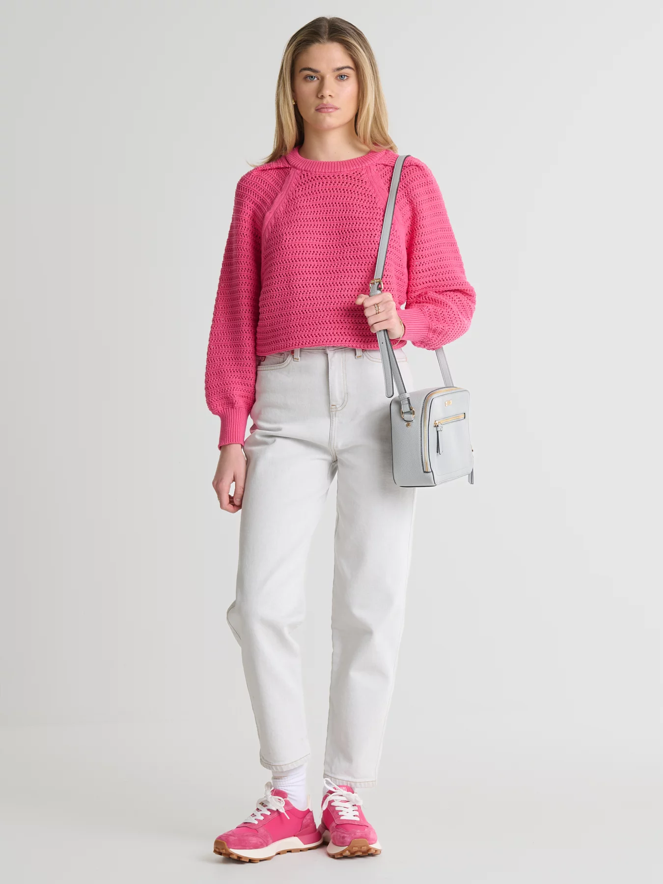 Sweter damski o ażurowym splocie różowy Funia 601