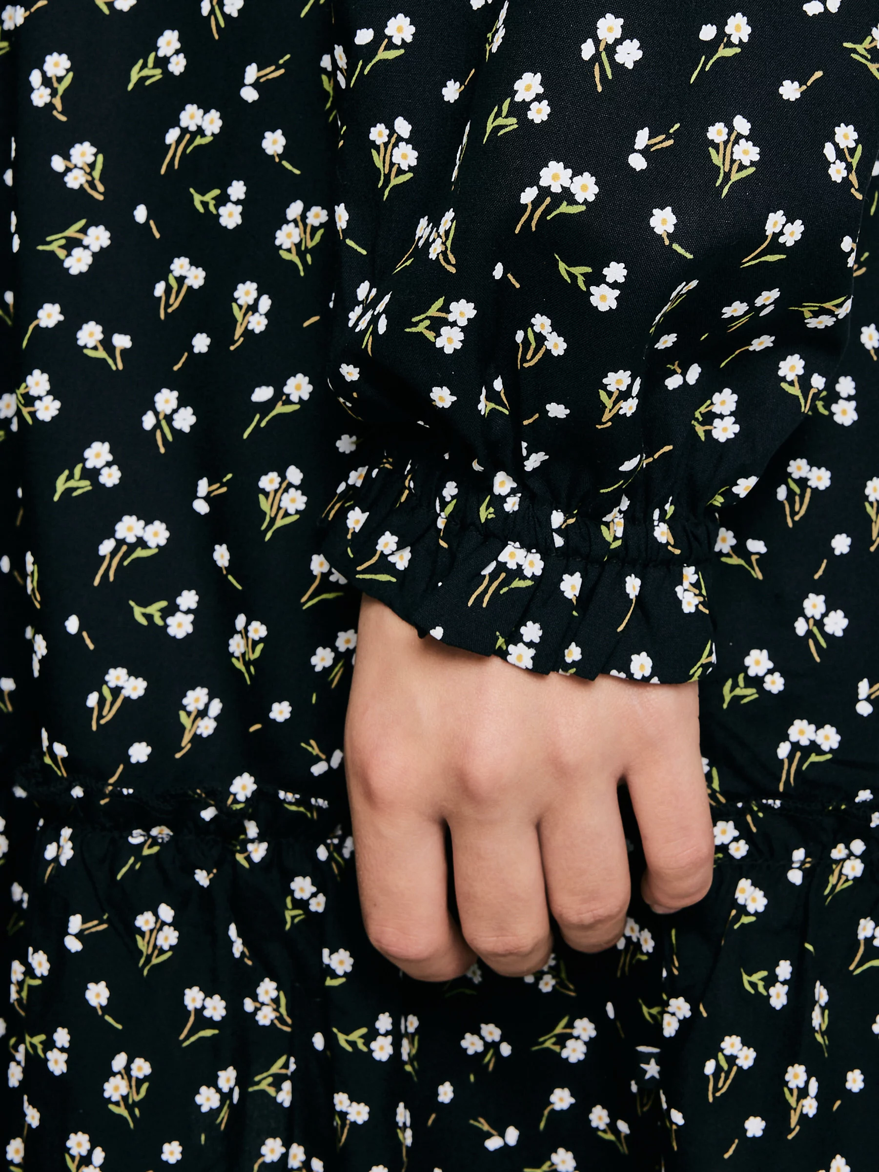 Sukienka dziewczęca z wiskozy z motywem kwiatowym czarna Namisa 906