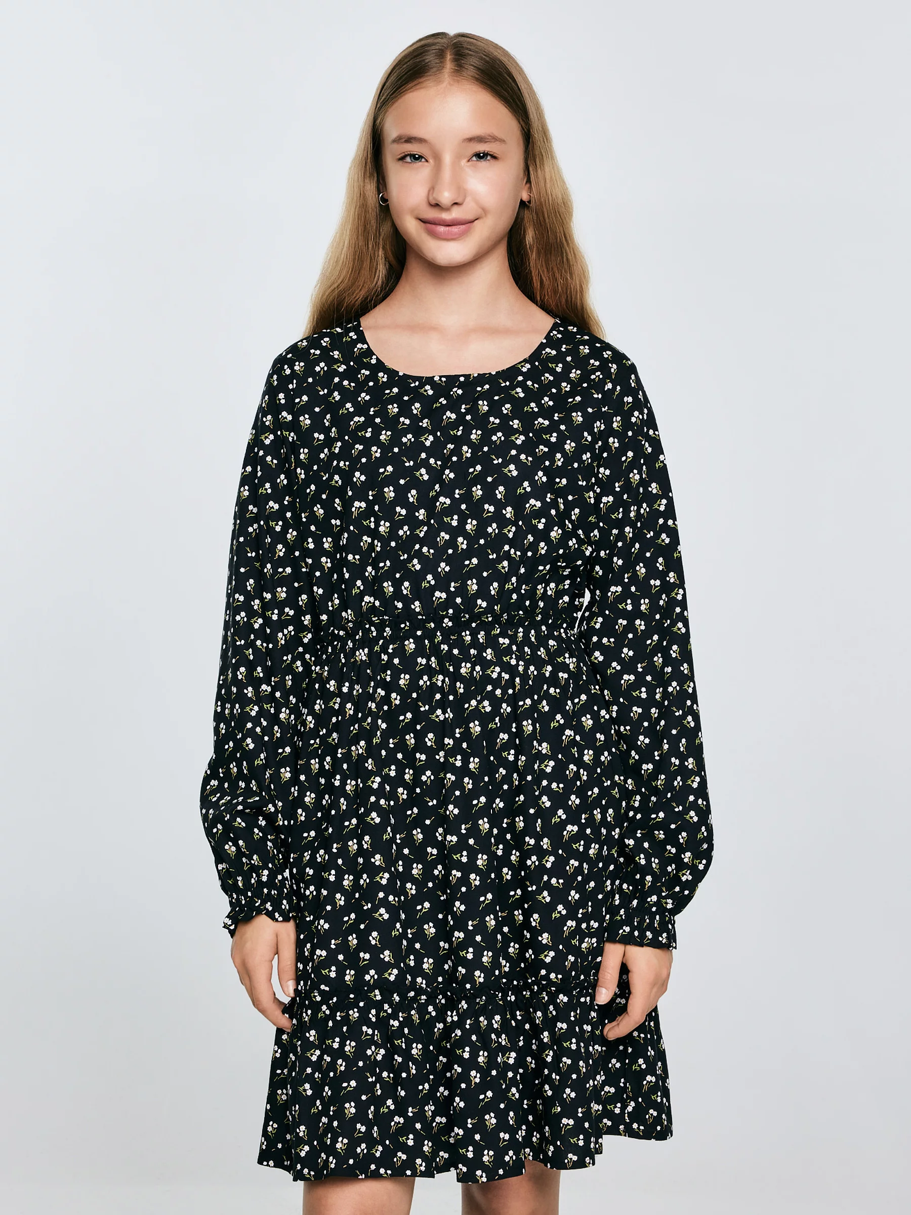 Sukienka dziewczęca z wiskozy z motywem kwiatowym czarna Namisa 906