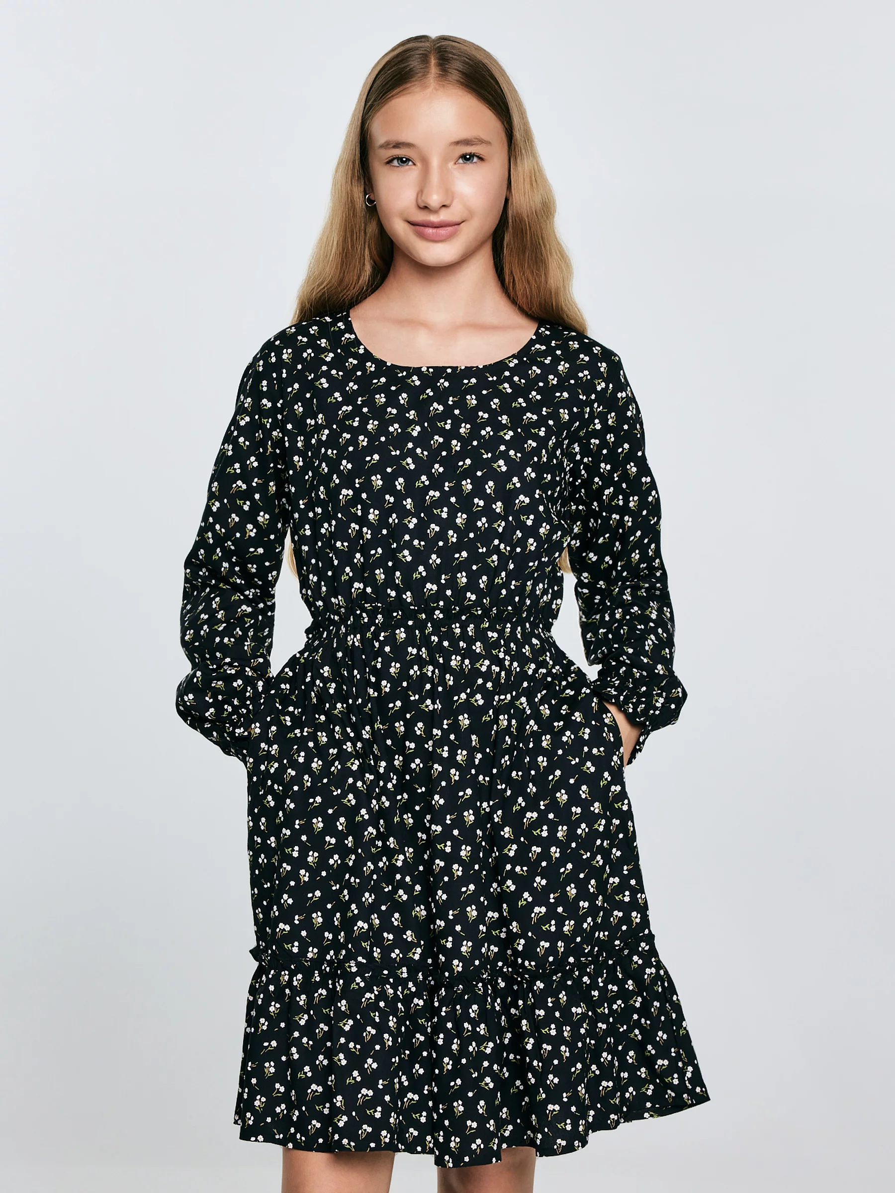 Sukienka dziewczęca z wiskozy z motywem kwiatowym czarna Namisa 906
