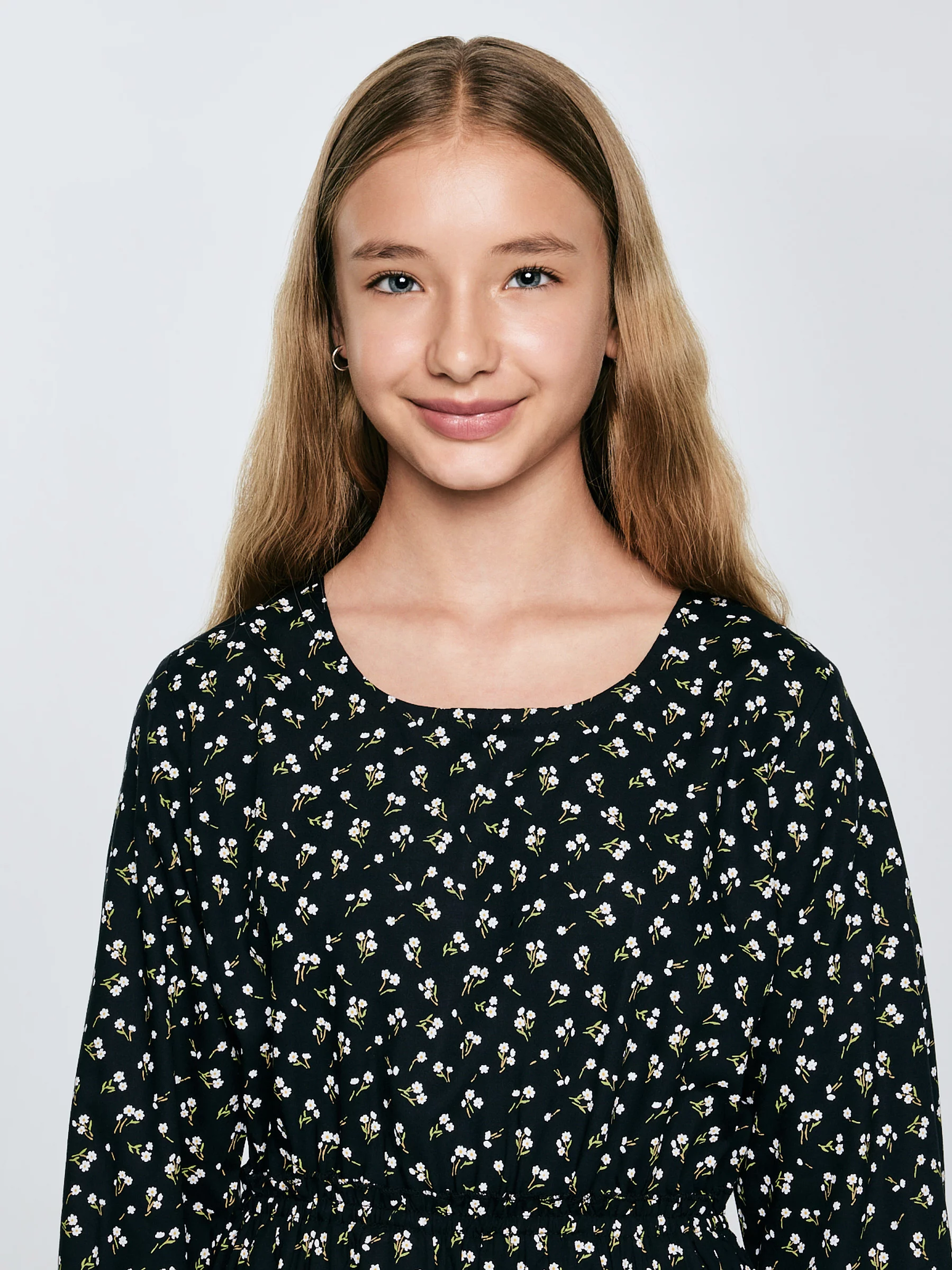 Sukienka dziewczęca z wiskozy z motywem kwiatowym czarna Namisa 906