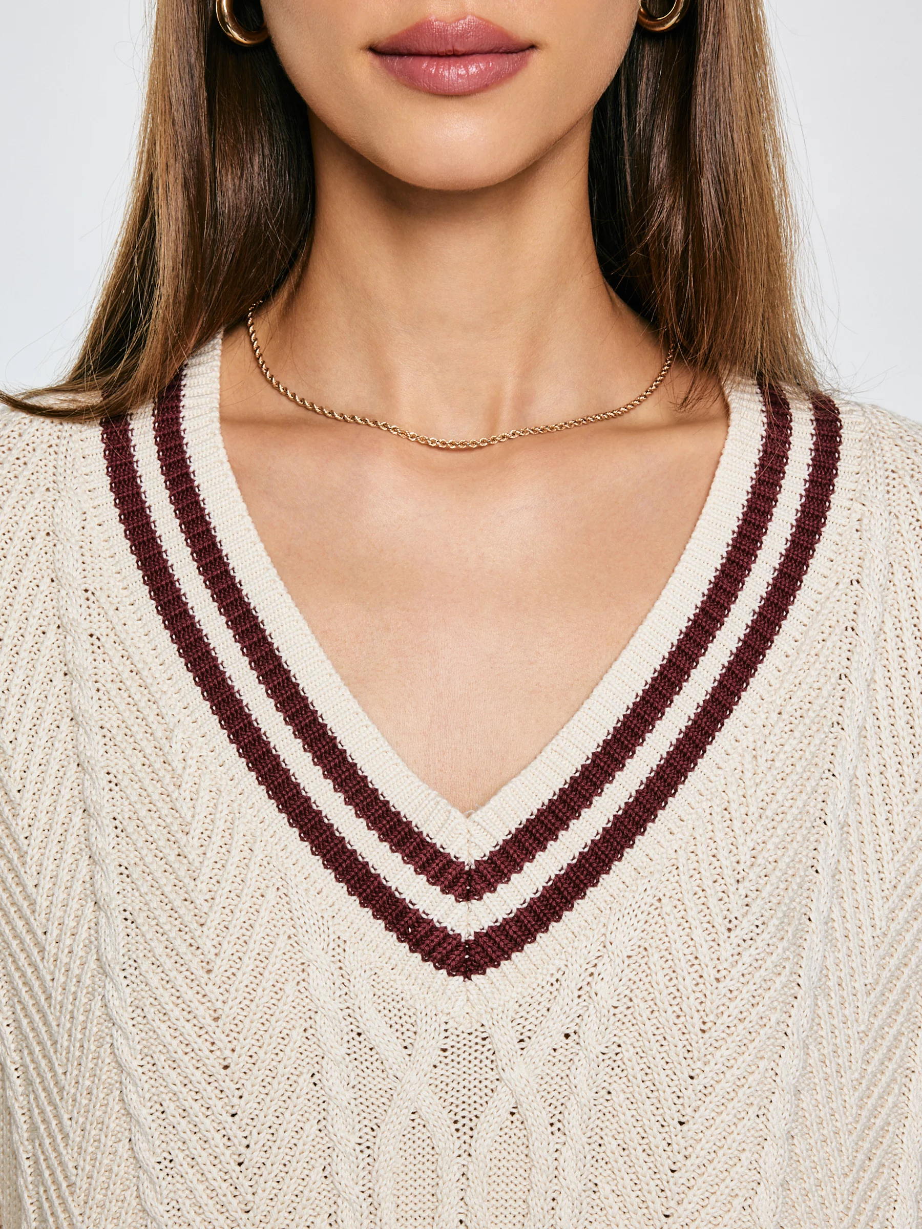 Sweter damski z wiskozy z dekoltem v-neck kremowy Cyntylia 102