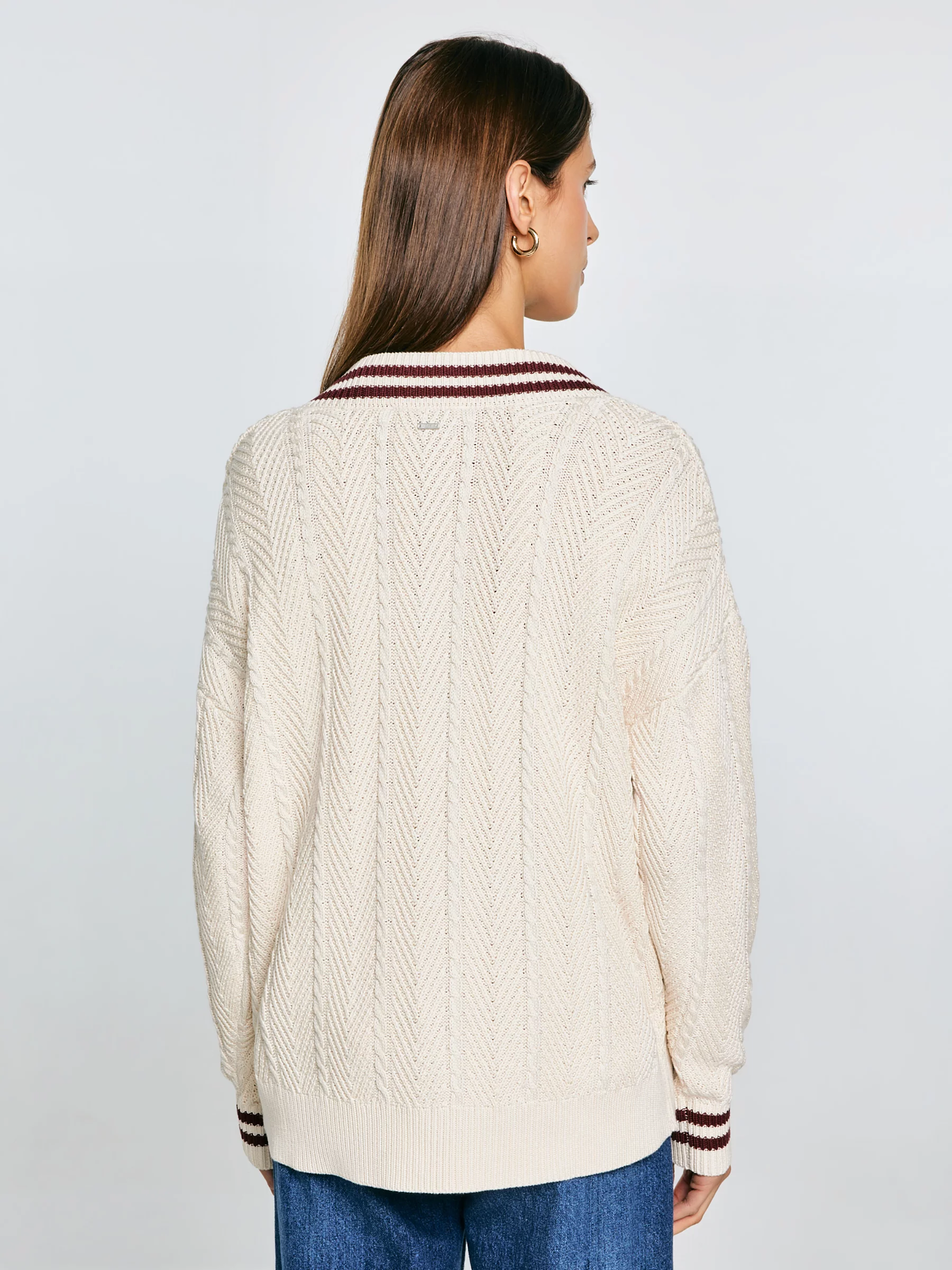 Sweter damski z wiskozy z dekoltem v-neck kremowy Cyntylia 102