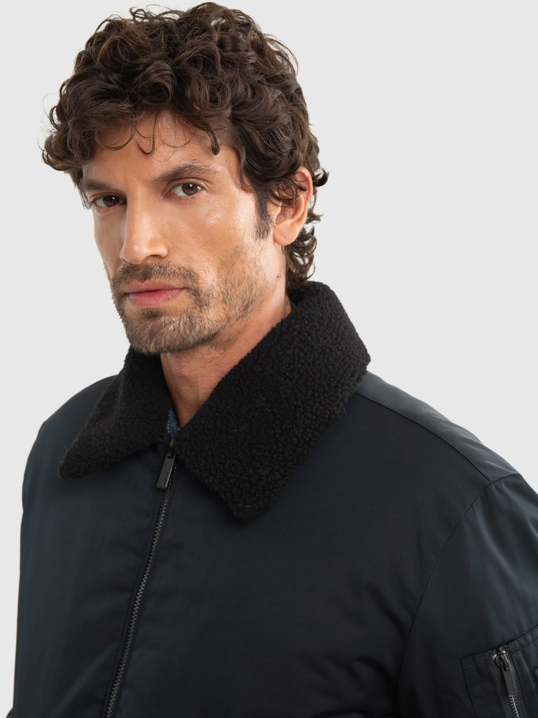 Kurtka męska bomberka z kołnierzem z futerka czarna Dekseb 906