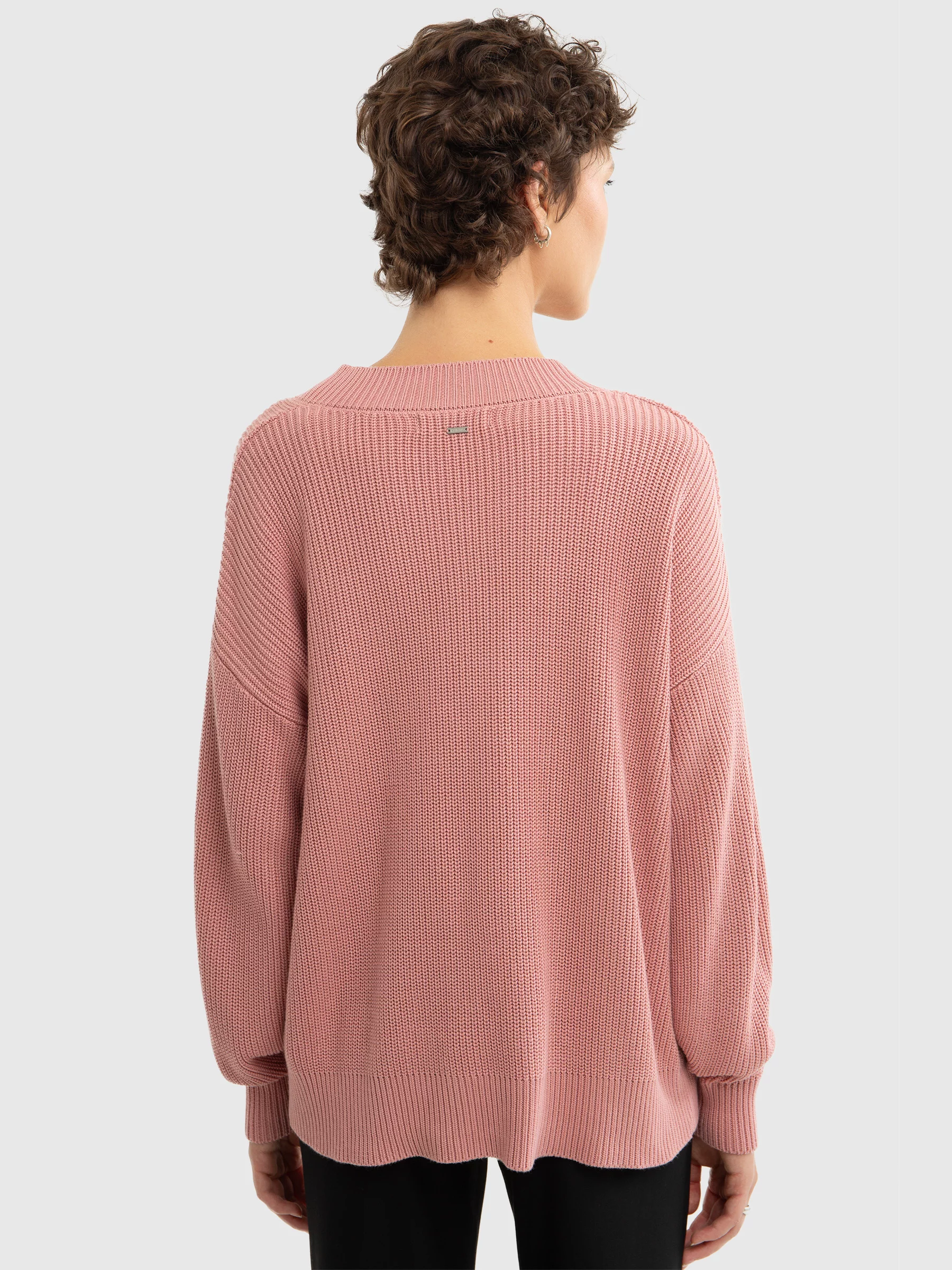 Sweter damski z wiskozy z dekoltem v-neck różowy Cyntiana 600