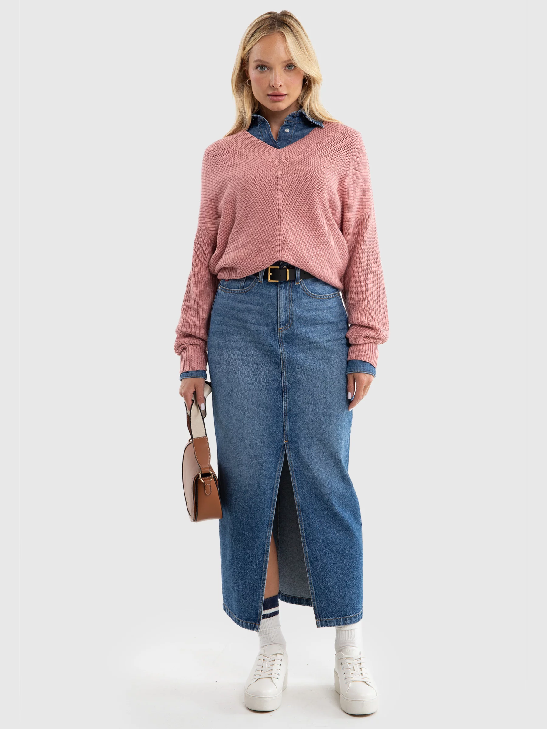 Sweter damski z wiskozy z dekoltem v-neck różowy Cyntiana 600