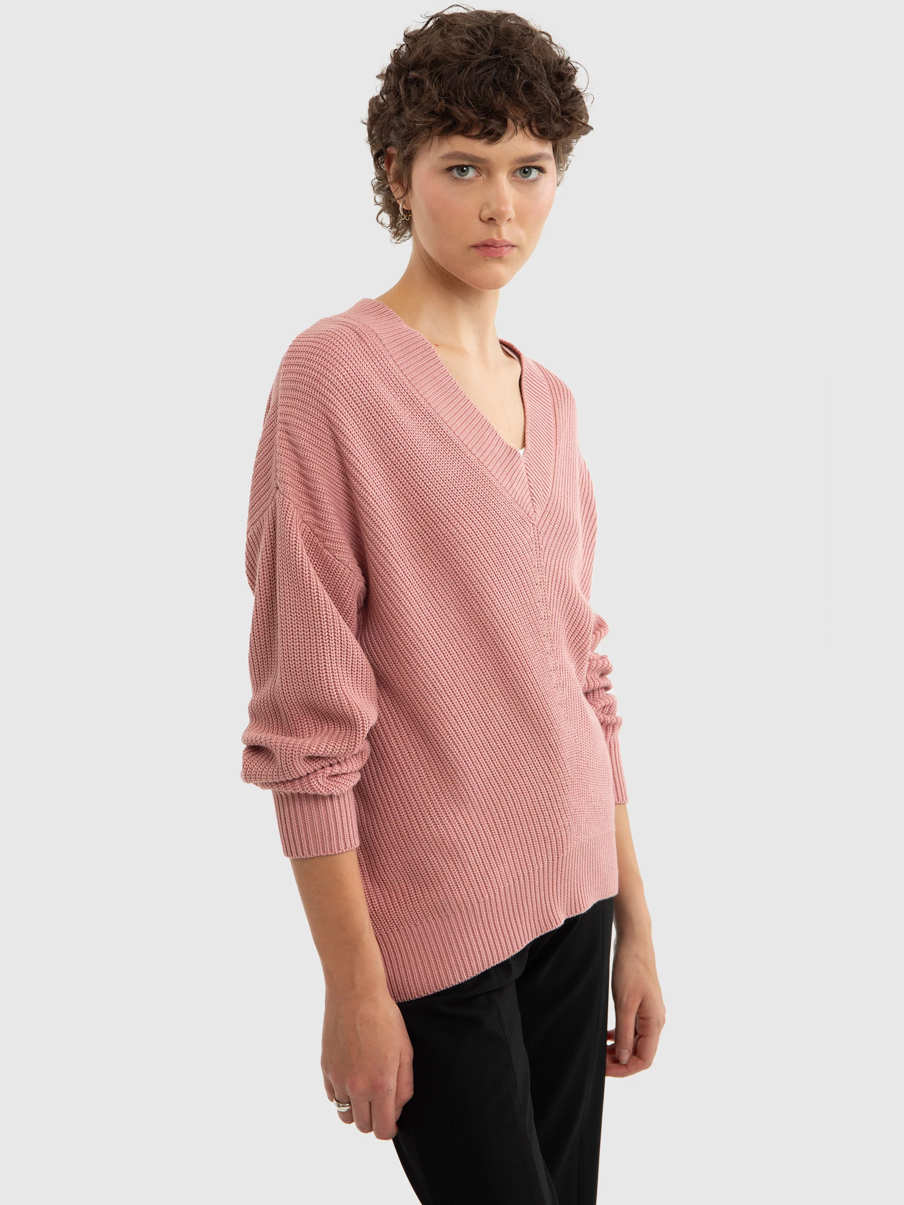 Sweter damski z wiskozy z dekoltem v-neck różowy Cyntiana 600