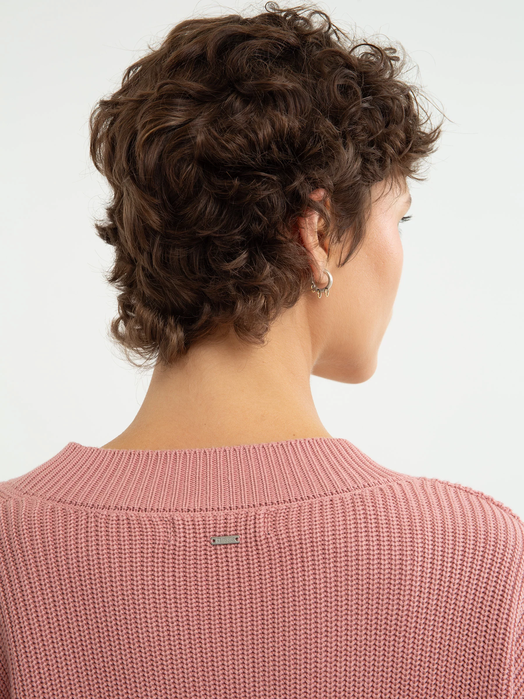 Sweter damski z wiskozy z dekoltem v-neck różowy Cyntiana 600