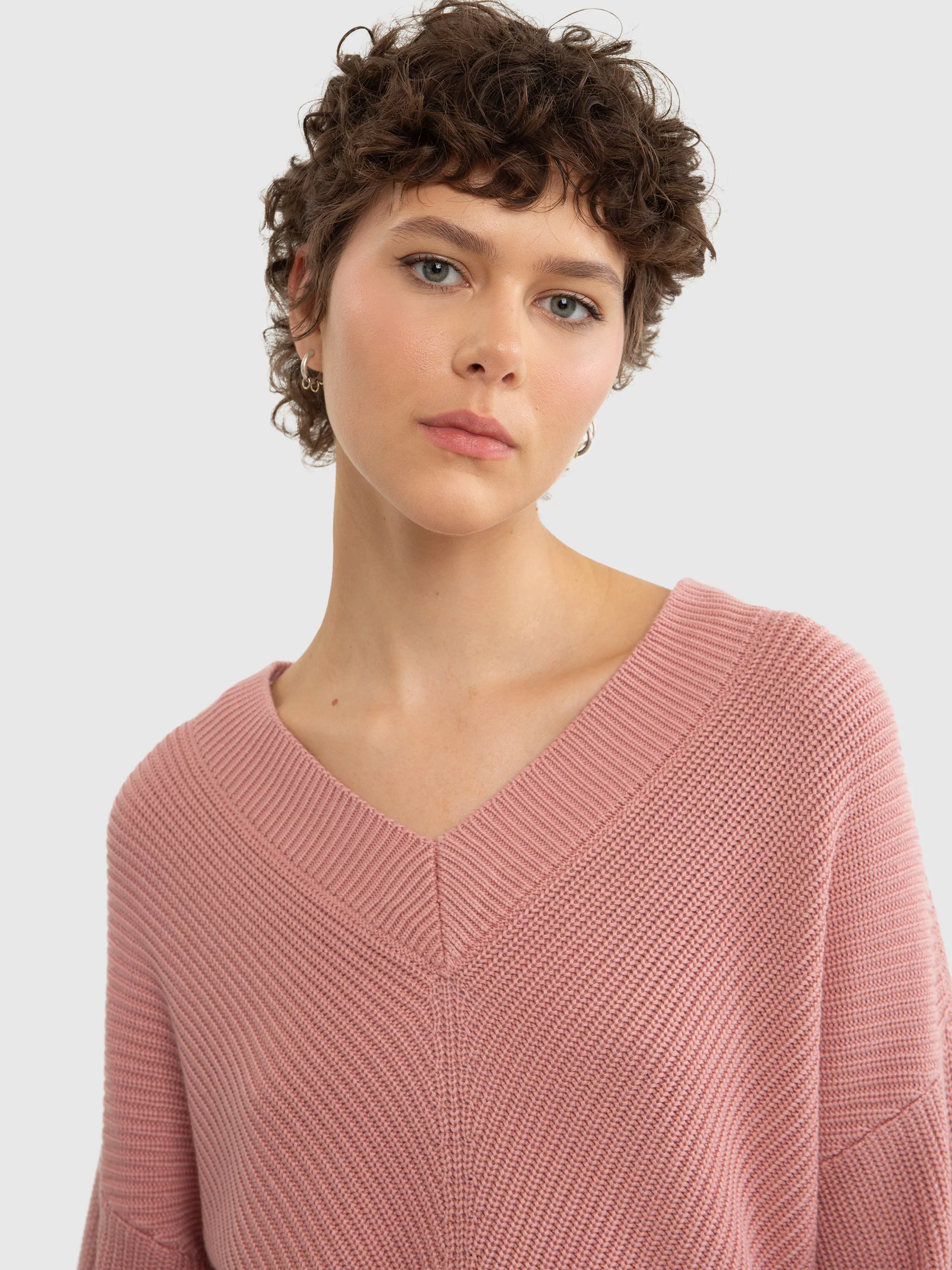 Sweter damski z wiskozy z dekoltem v-neck różowy Cyntiana 600