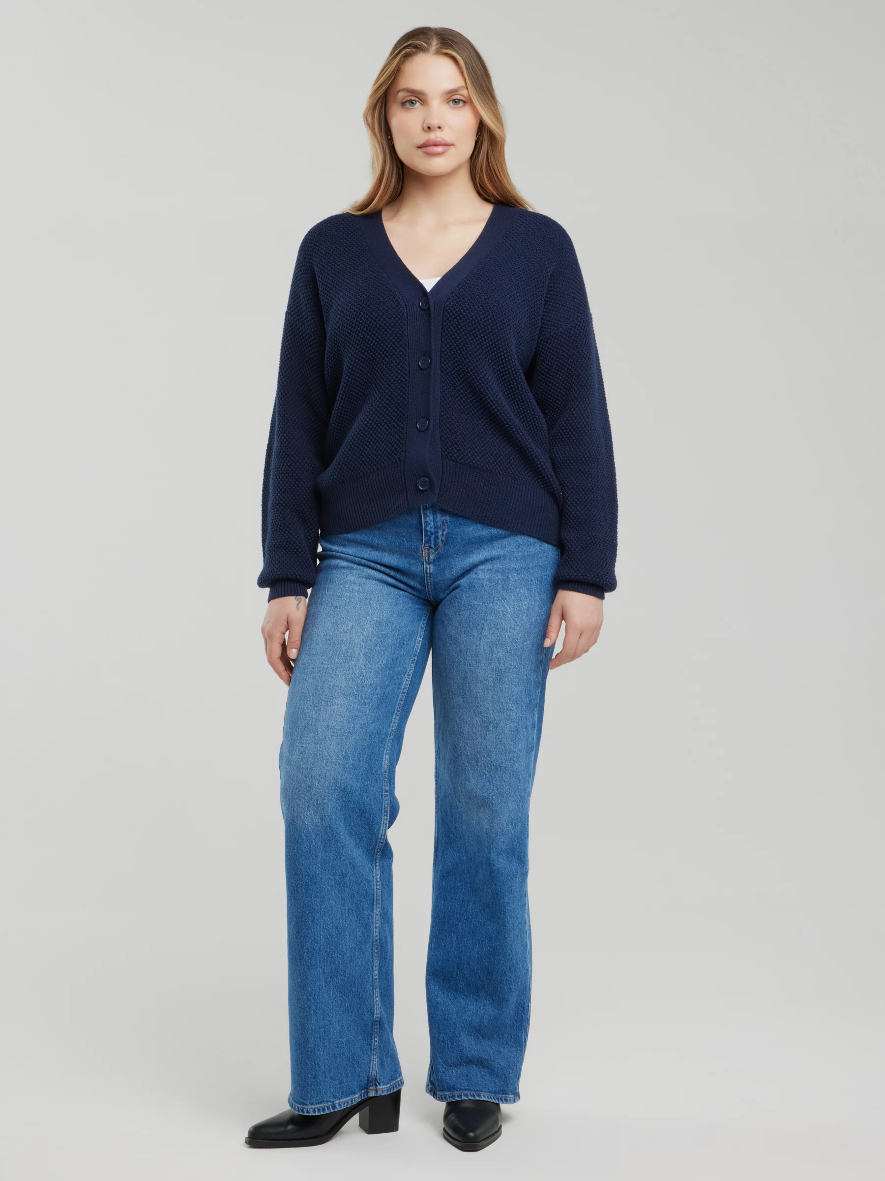 Sweter kardigan damski o strukturalnym splocie granatowy Sabira 403