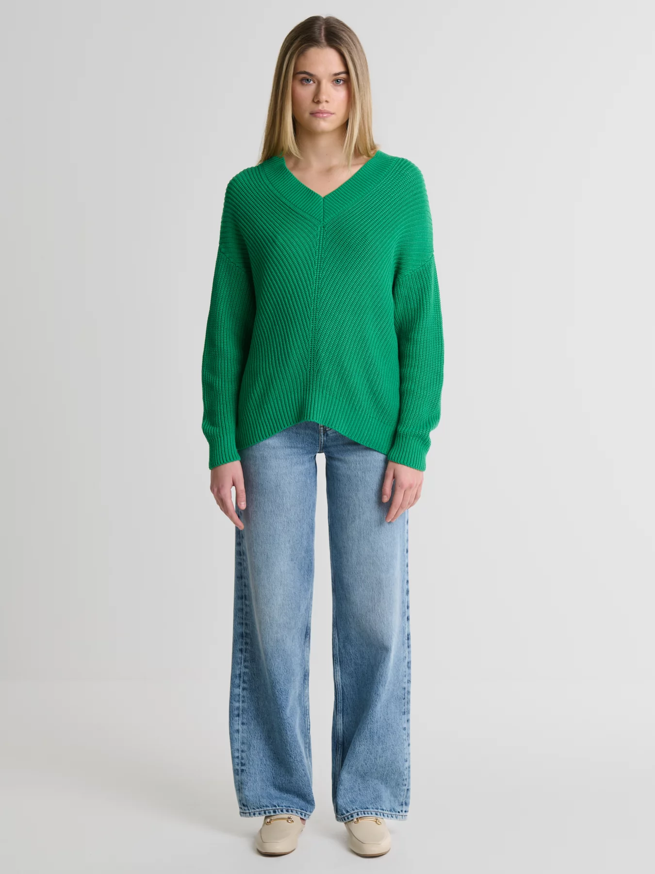 Sweter damski z wiskozy z dekoltem v-neck zielony Cyntiana 301