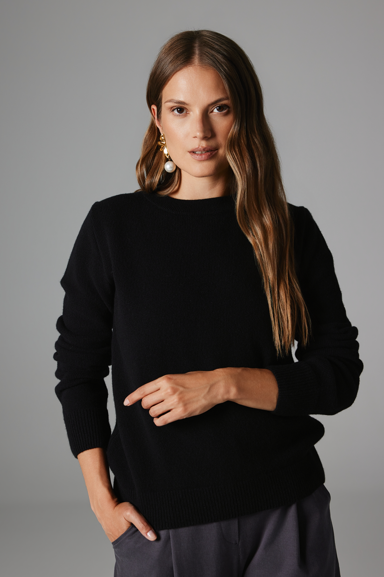 WEŁNIANY SWETER LAURA CZARNY L - Flawless