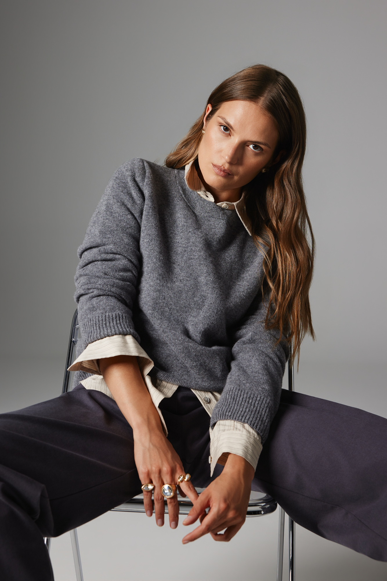 WEŁNIANY SWETER LAURA SZARY L - Flawless
