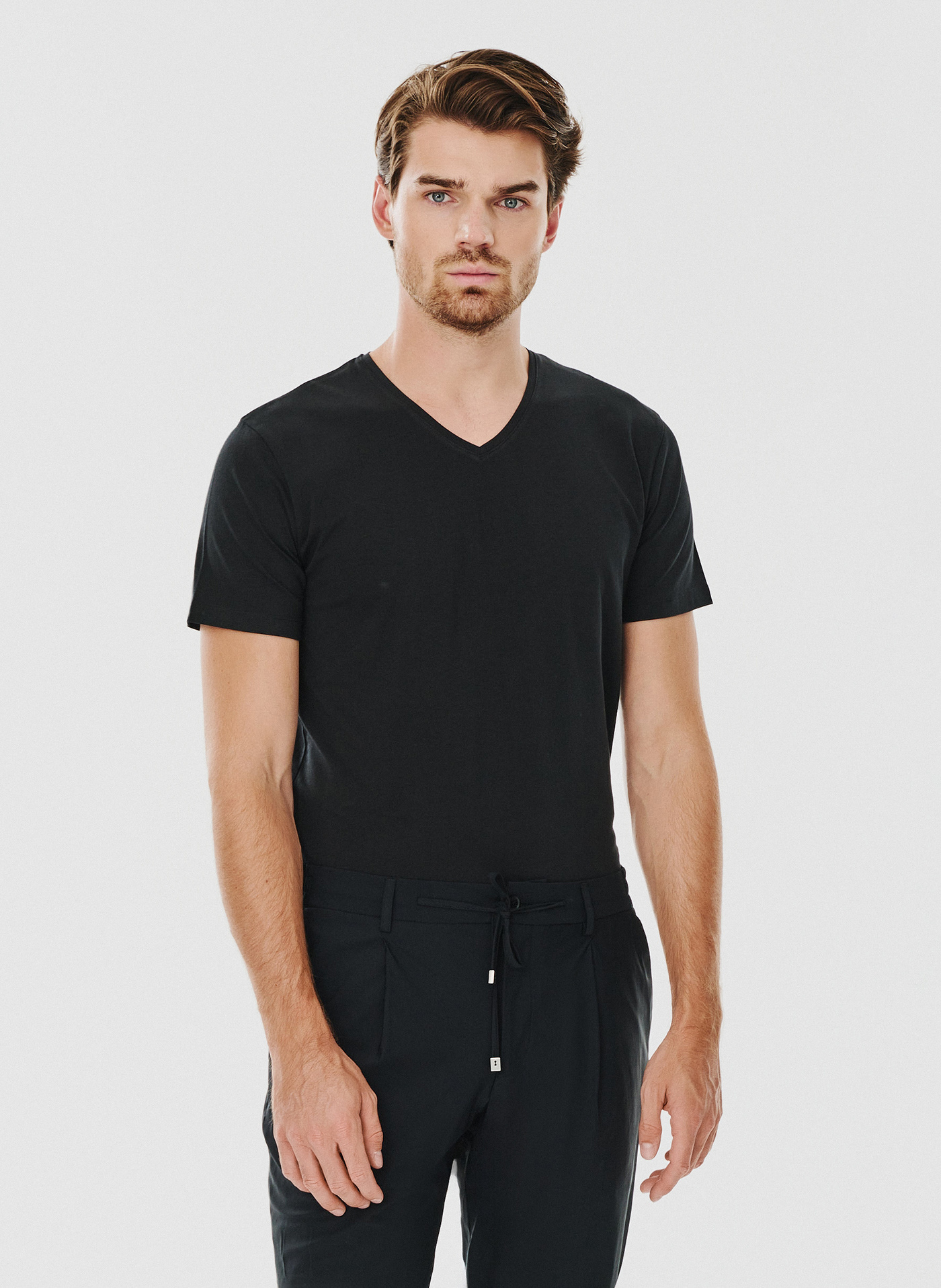 Czarny gładki t-shirt v-neck - Pako Lorente