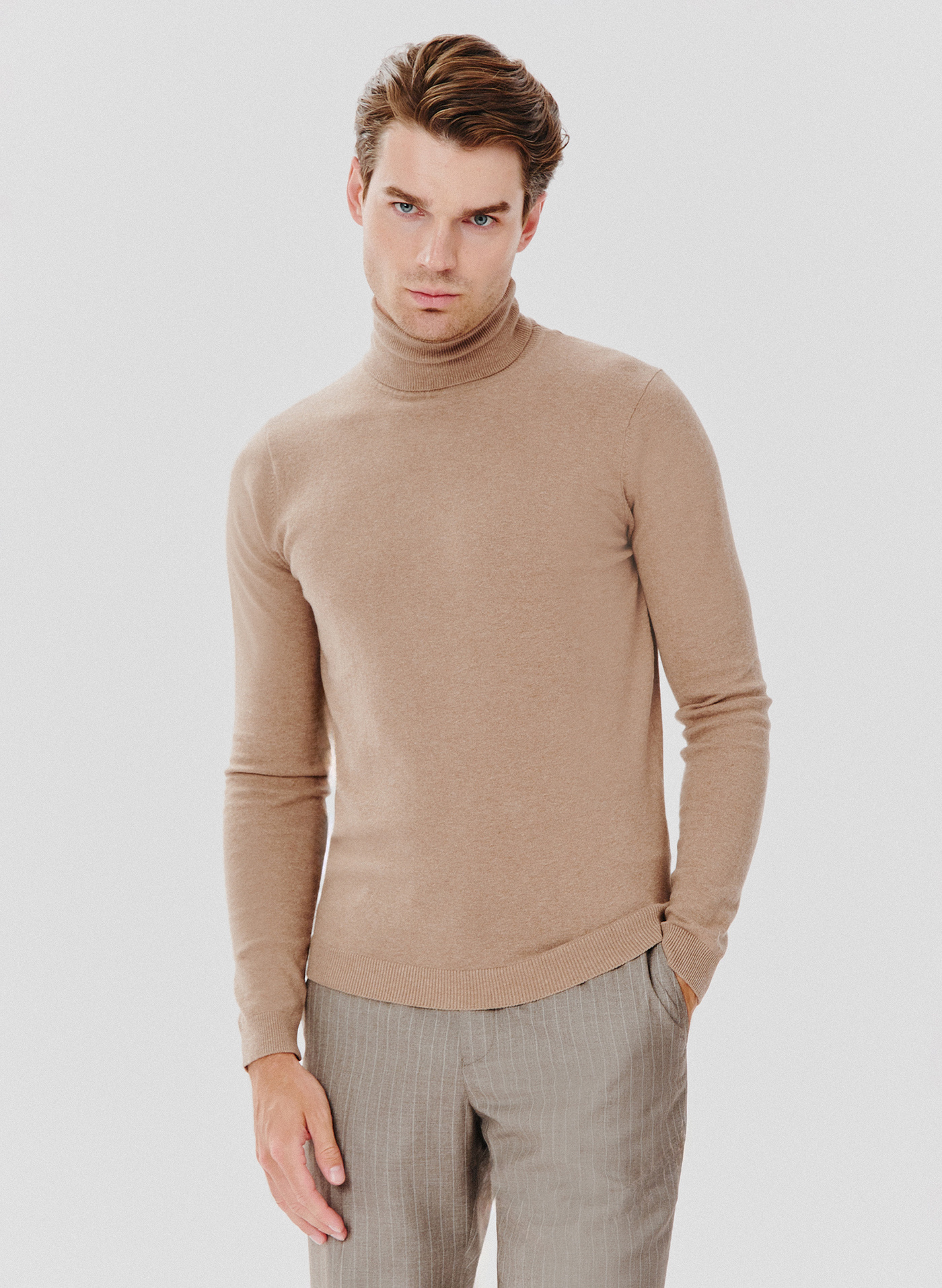 Beżowy gładki golf męski - Pako Lorente