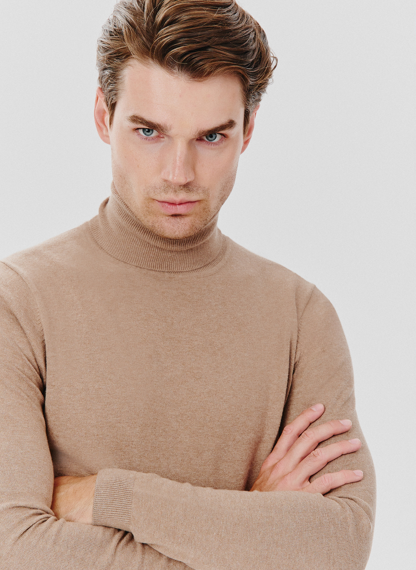 Beżowy gładki golf męski - Pako Lorente