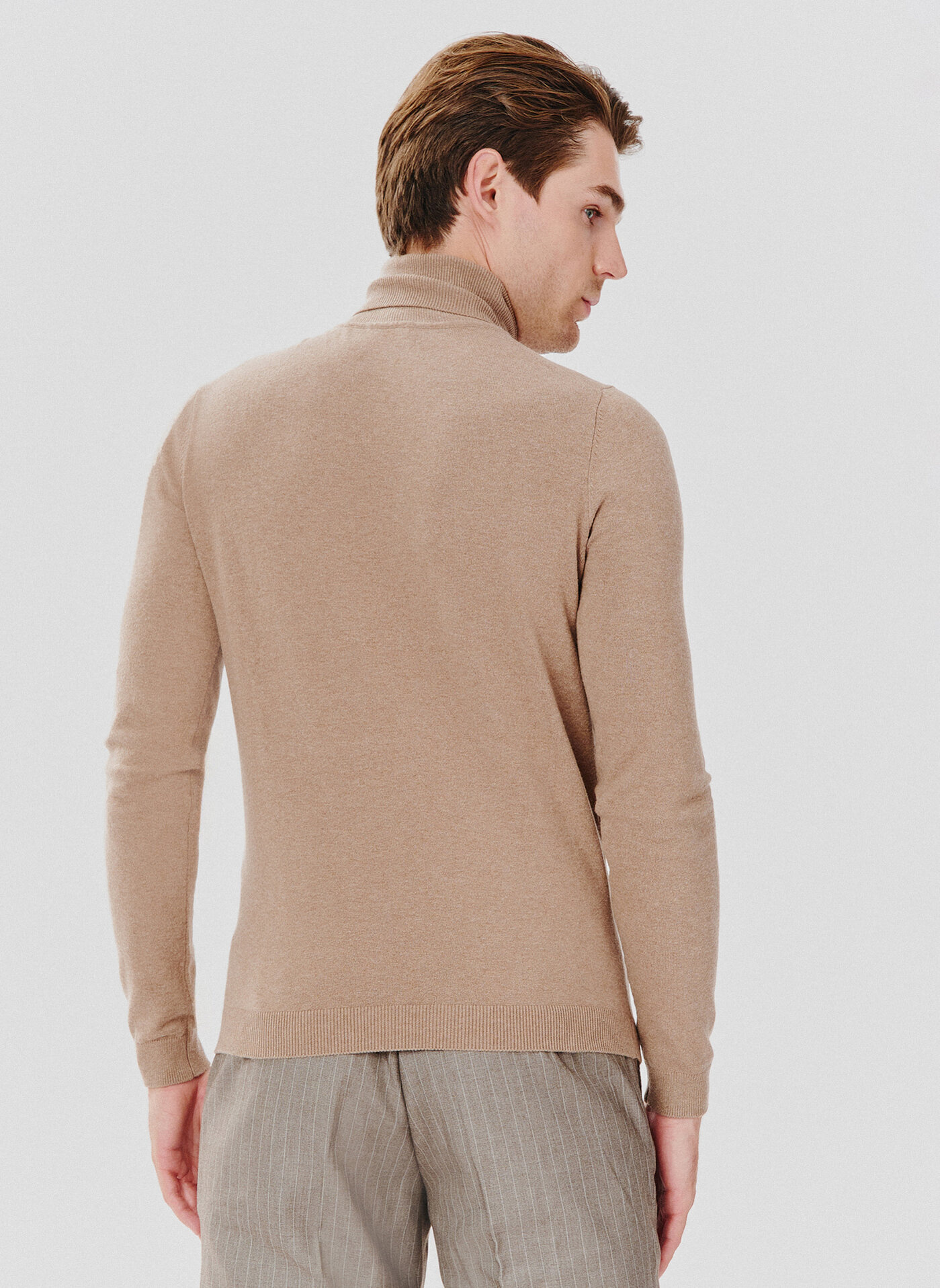 Beżowy gładki golf męski - Pako Lorente