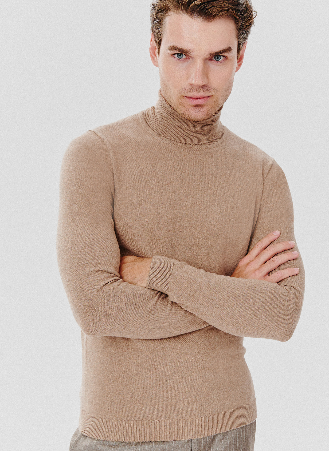 Beżowy gładki golf męski - Pako Lorente