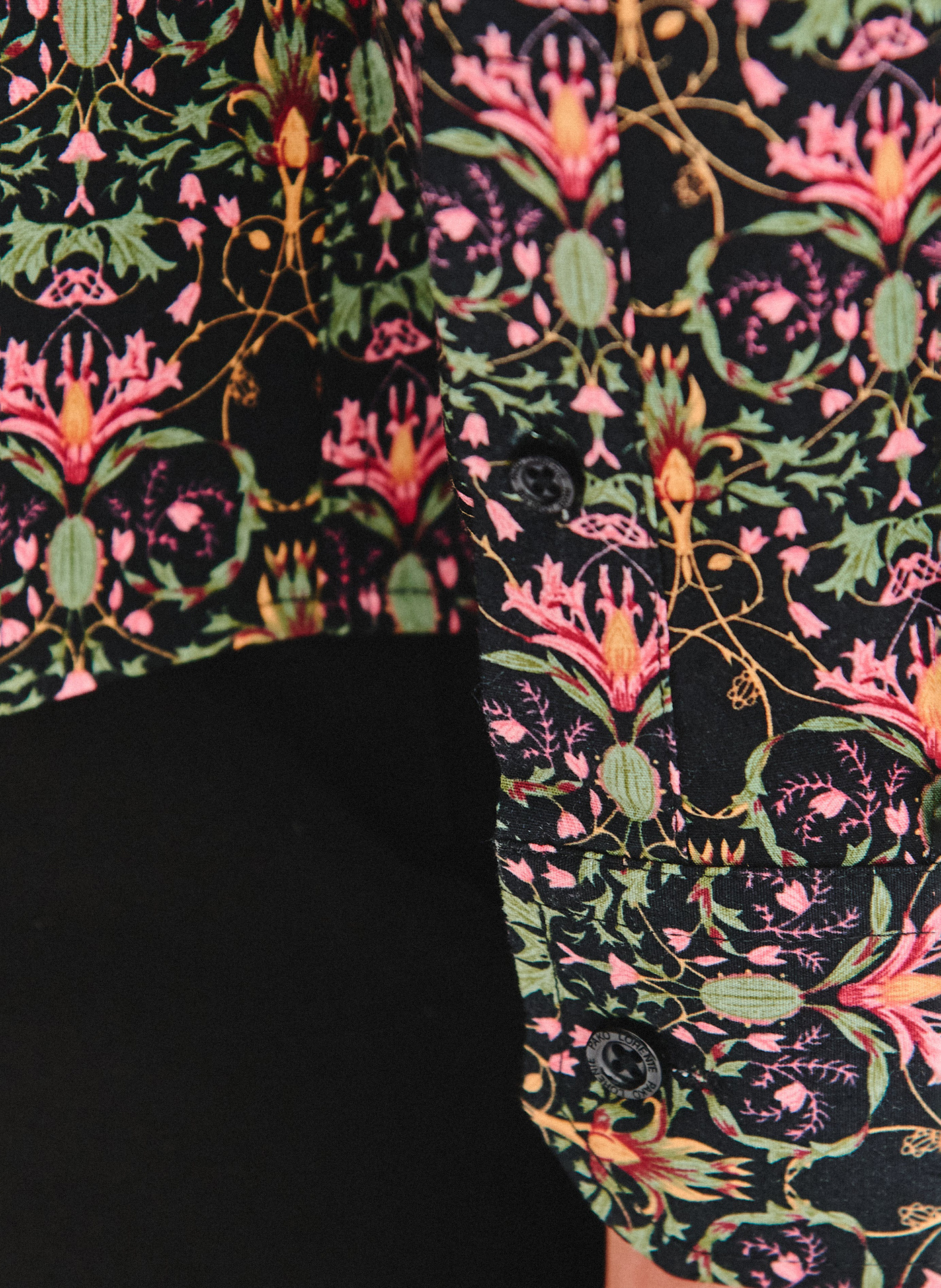 PAKO LORENTE - Czarna koszula w kolorowe kwiaty - Pako Lorente