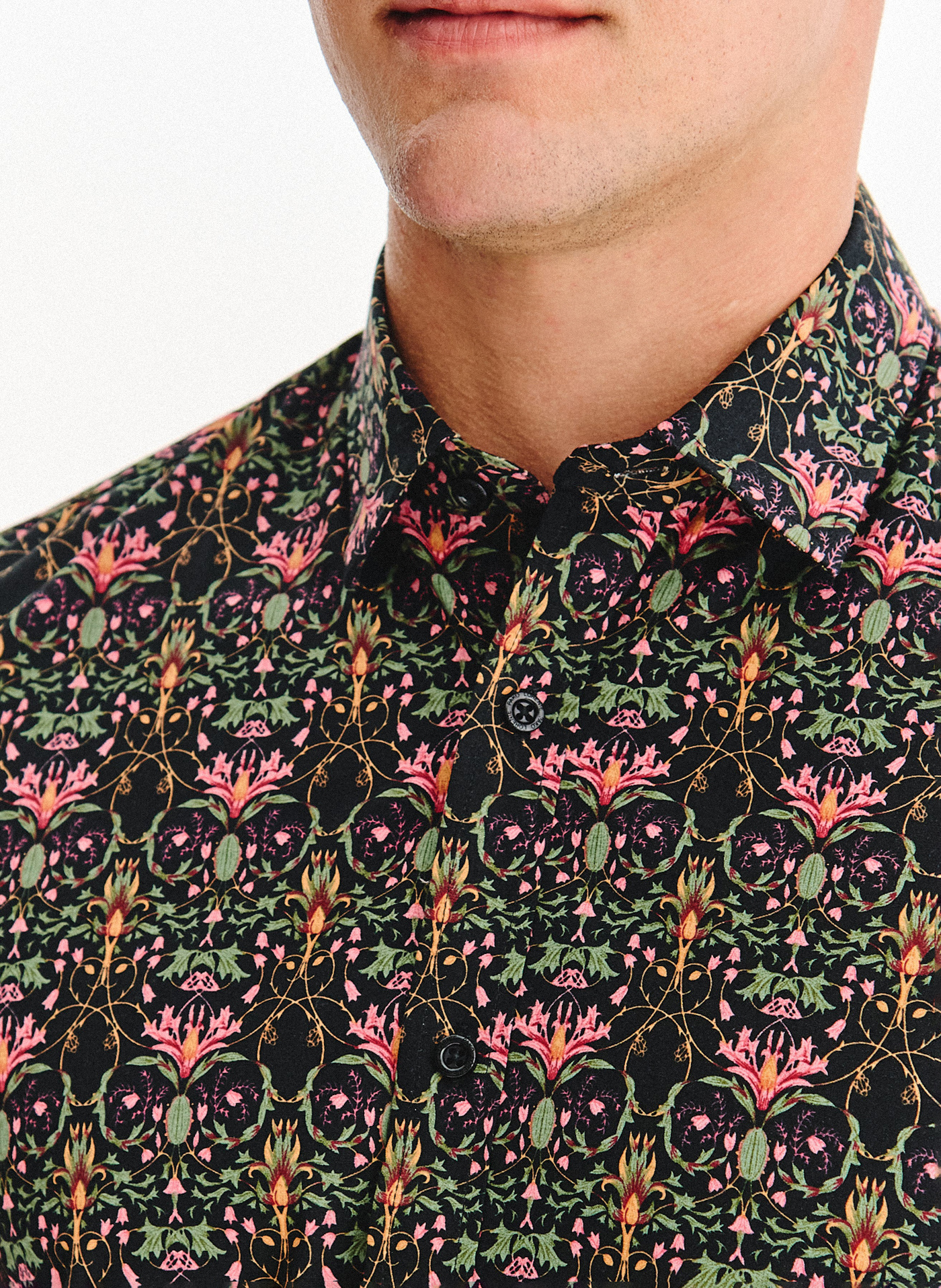 PAKO LORENTE - Czarna koszula w kolorowe kwiaty - Pako Lorente