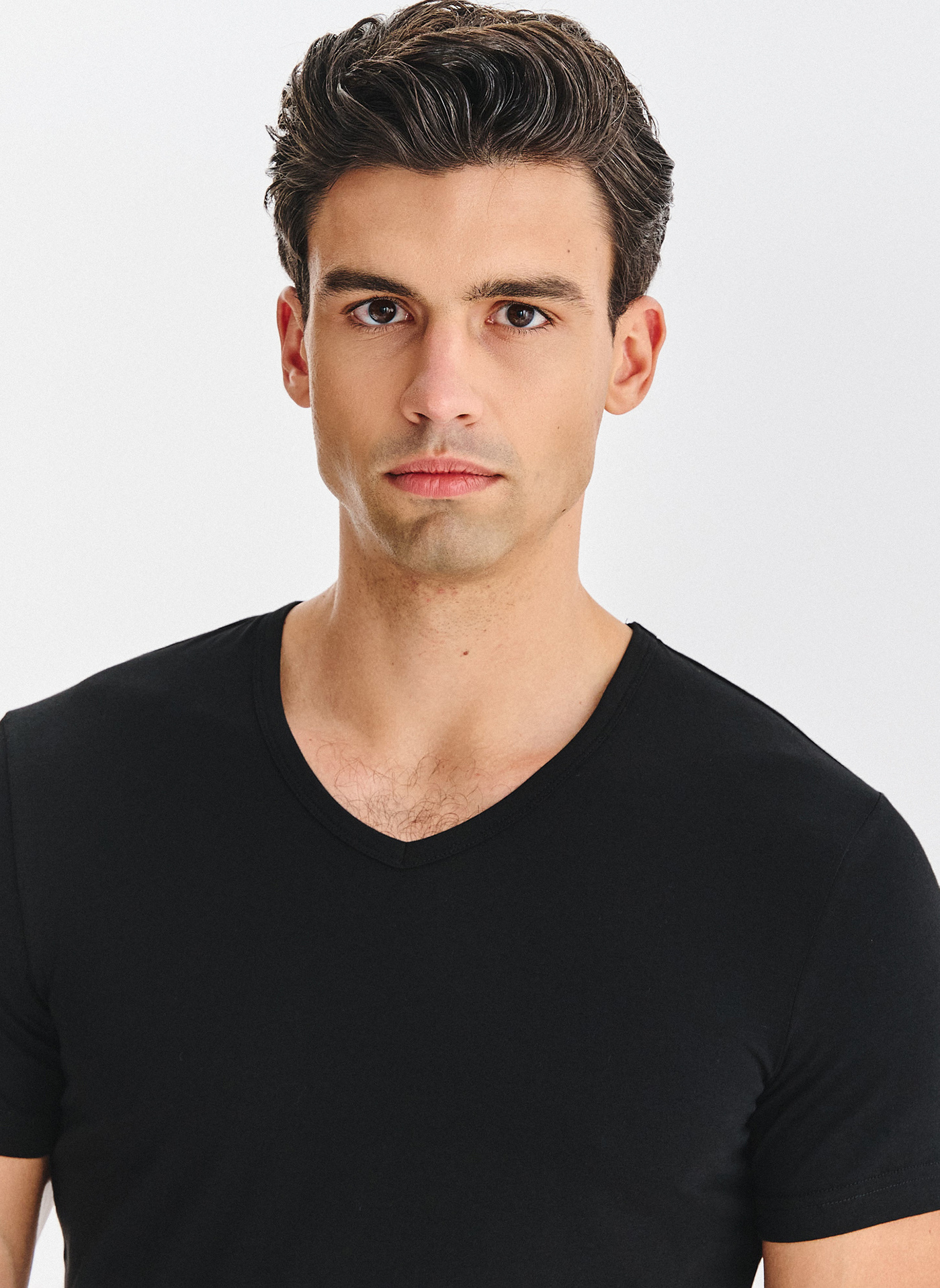 T-shirt v-neck w czarnym kolorze  dwupak - Pako Lorente