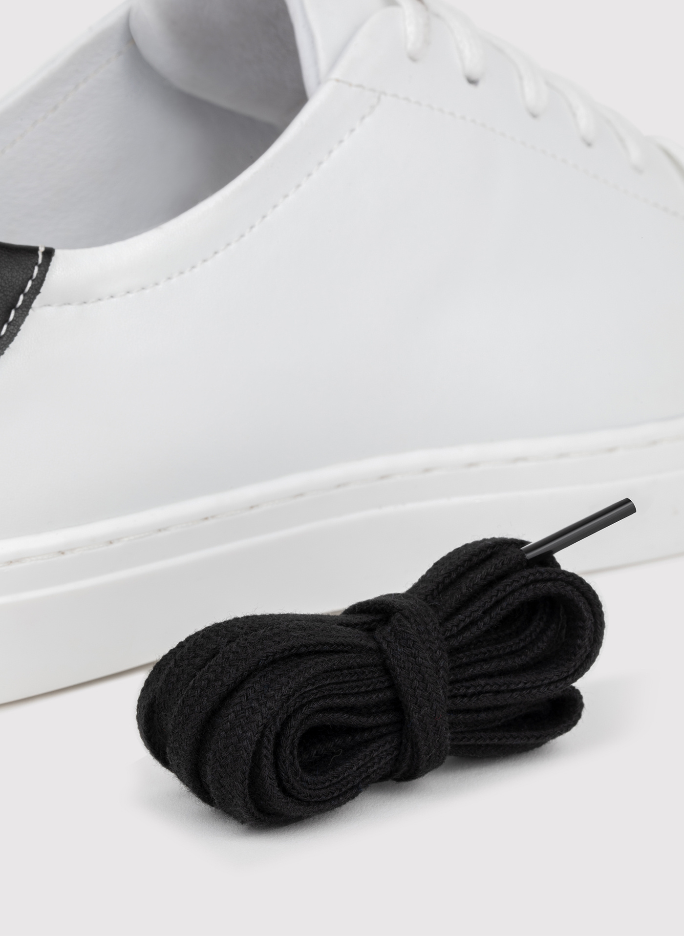 Skórzane białe sneakersy męskie z czarną wstawką - Pako Lorente