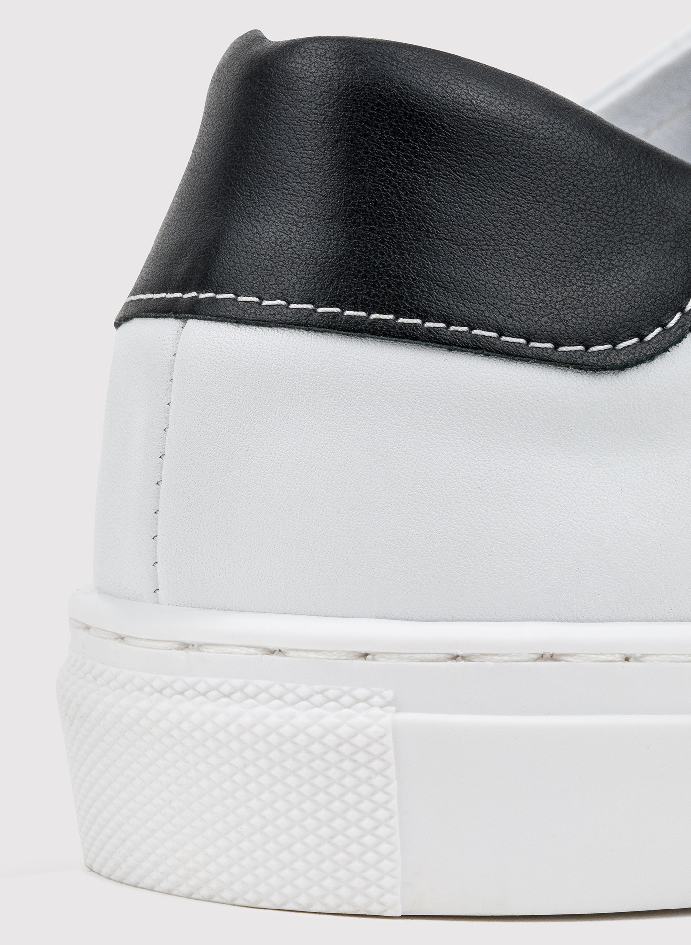 Skórzane białe sneakersy męskie z czarną wstawką - Pako Lorente