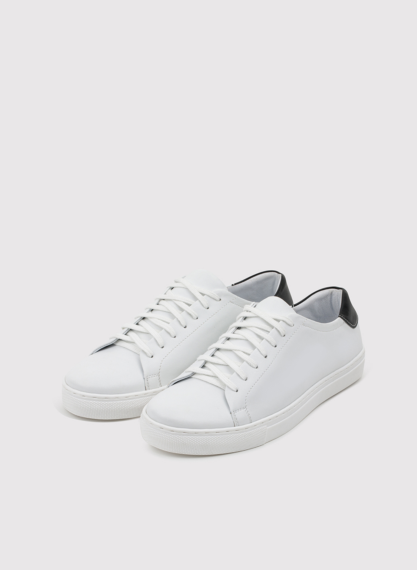 Skórzane białe sneakersy męskie z czarną wstawką - Pako Lorente