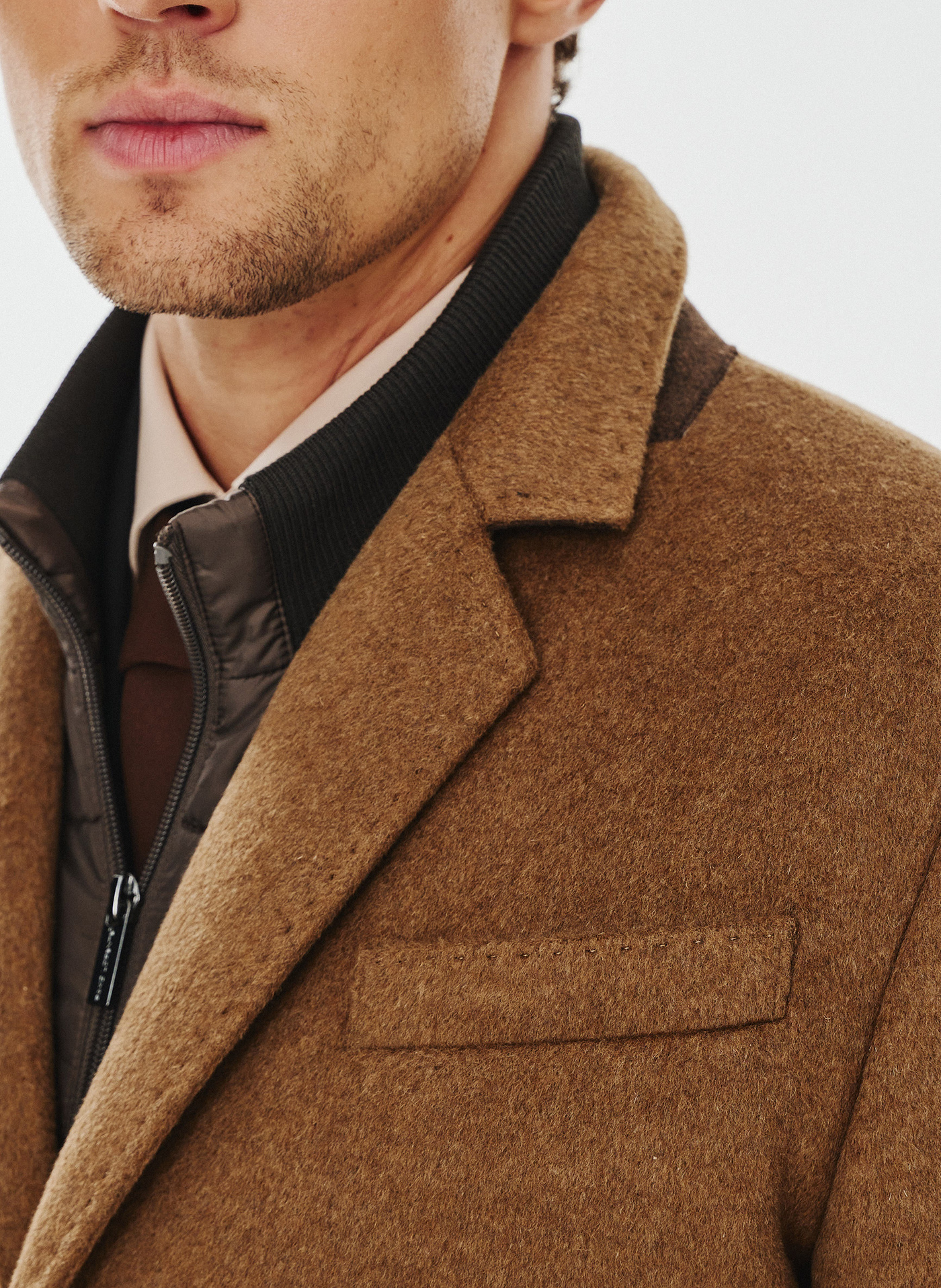 Kamelowy płaszcz męski z odpinaną stójką - Pako Lorente