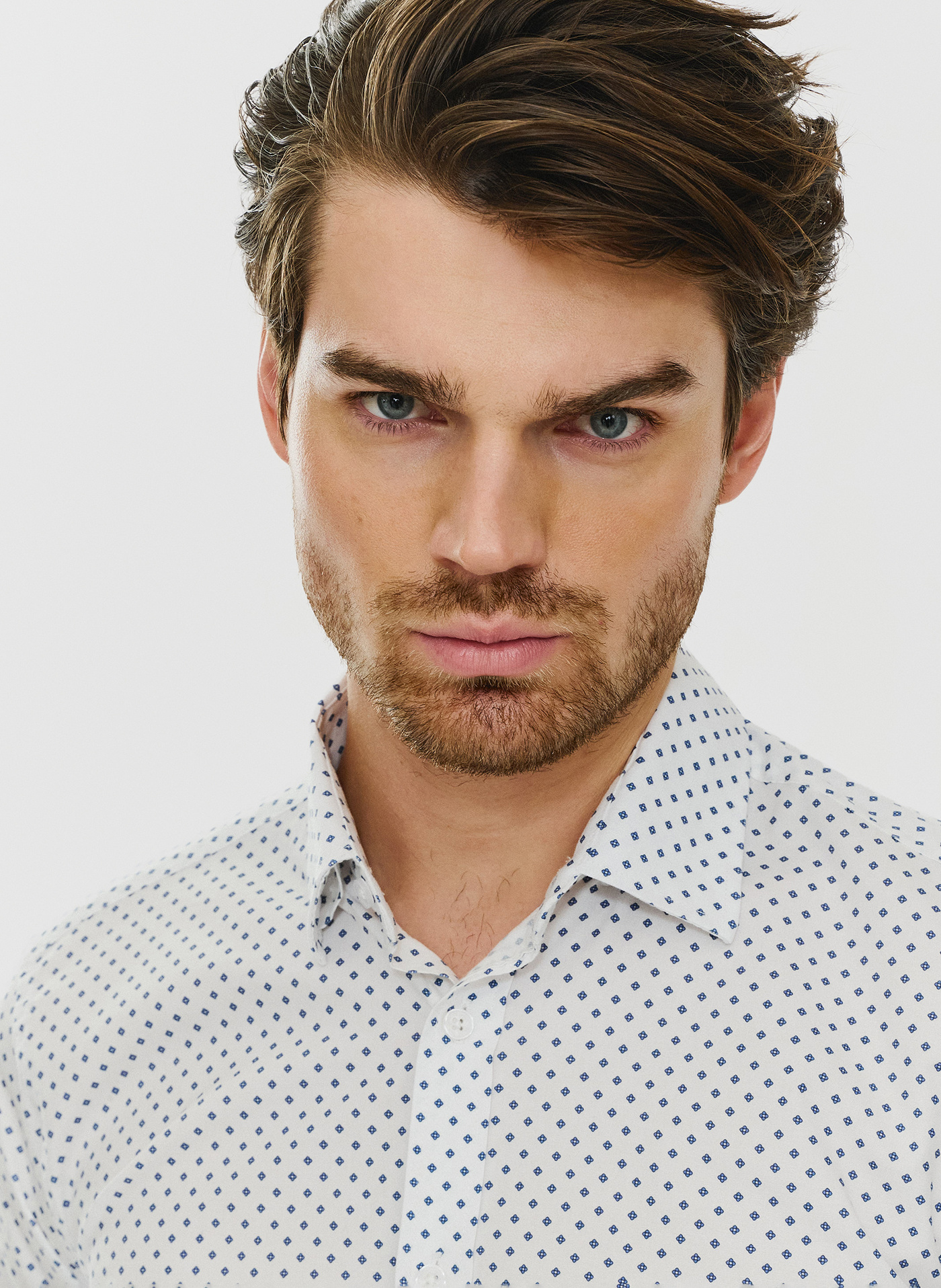 Biała męska koszula w niebieski mikrowzór P24SF-1X-018-B-S - Pako Lorente - Pako Lorente