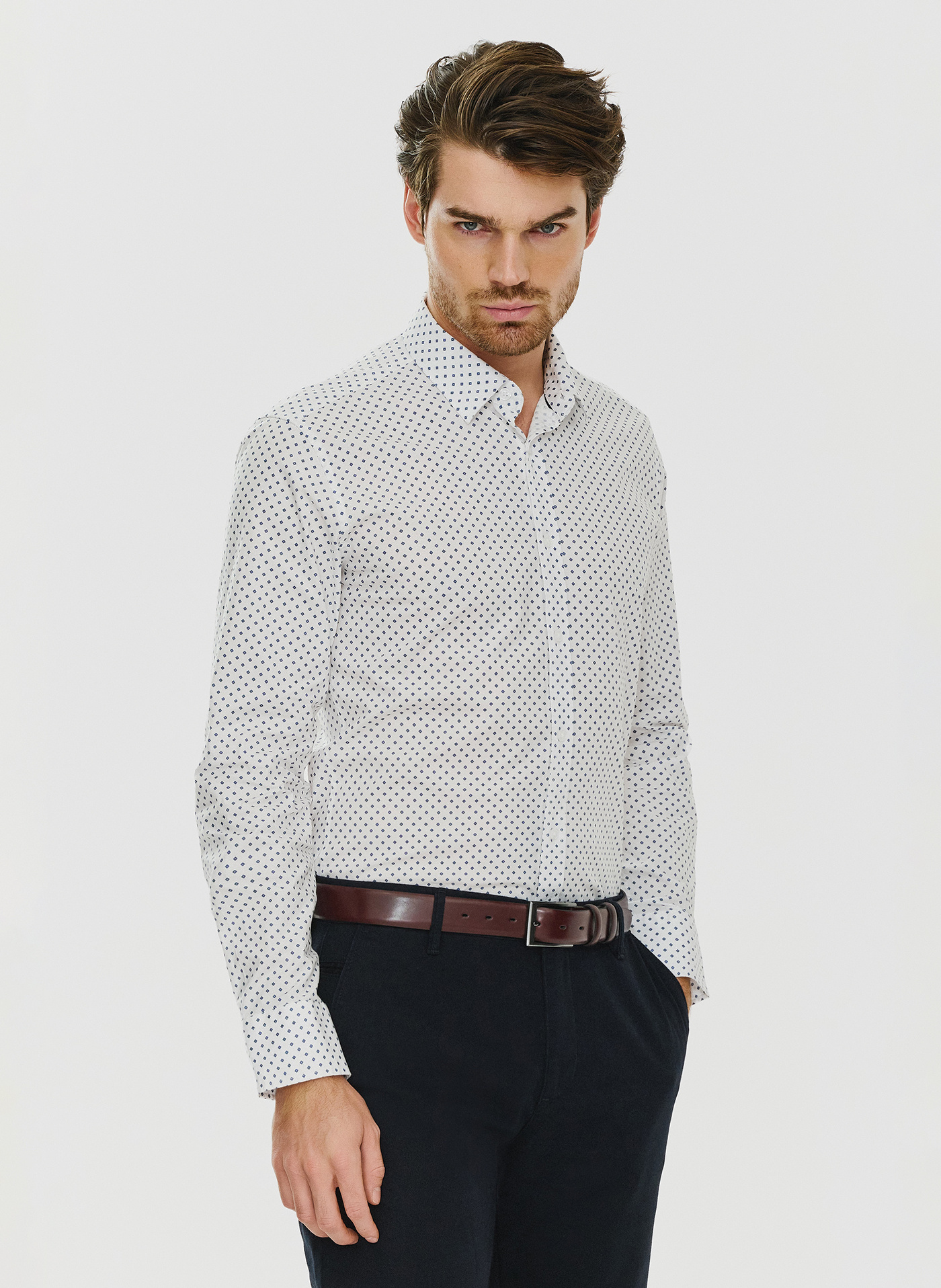 Biała męska koszula w niebieski mikrowzór P24SF-1X-018-B-S - Pako Lorente - Pako Lorente