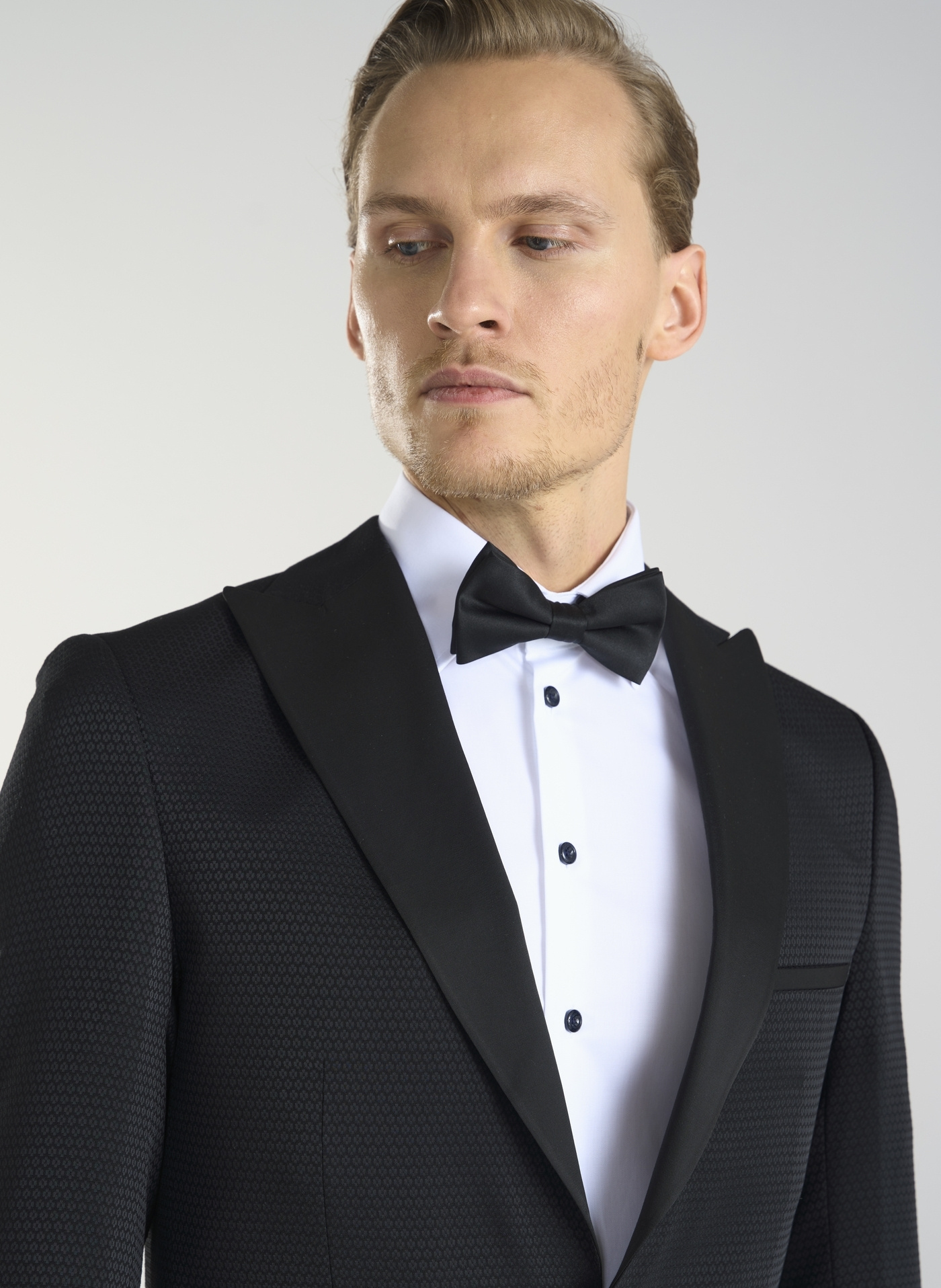 Czarna marynarka smokingowa w mikrowzór - Pako Lorente