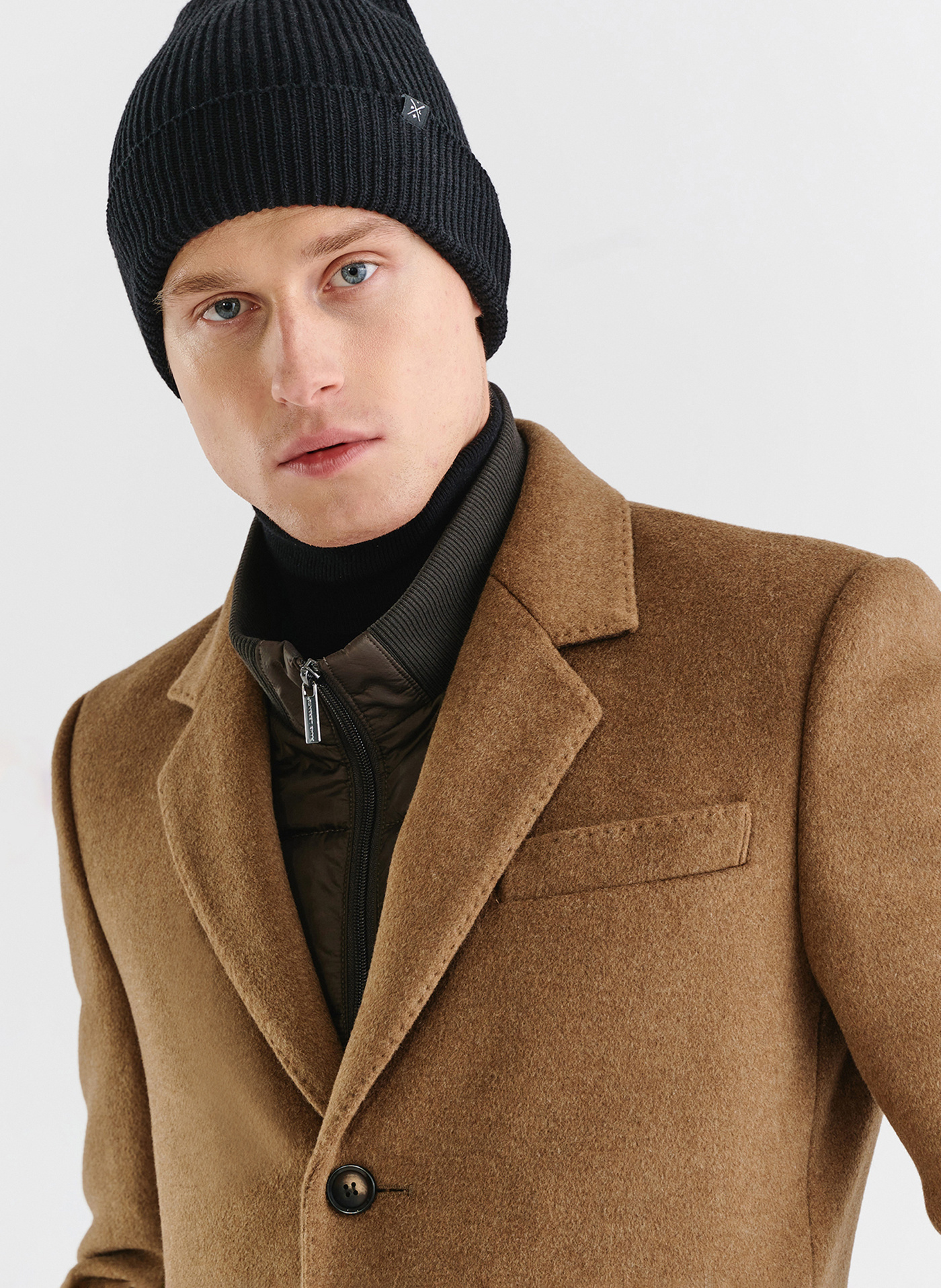 Kamelowy płaszcz męski z odpinaną stójką - Pako Lorente