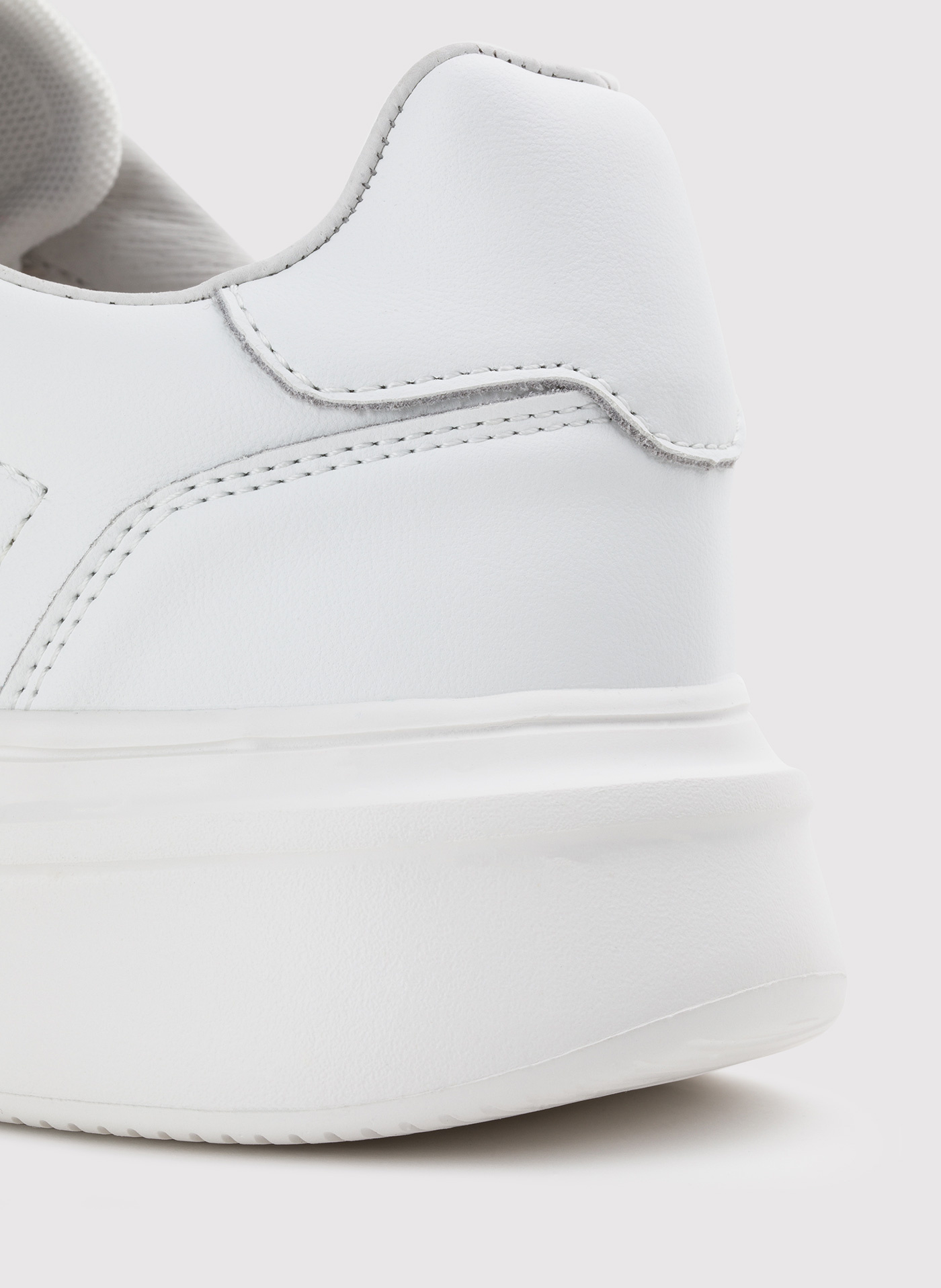 Białe sneakersy męskie z logo PL - Pako Lorente