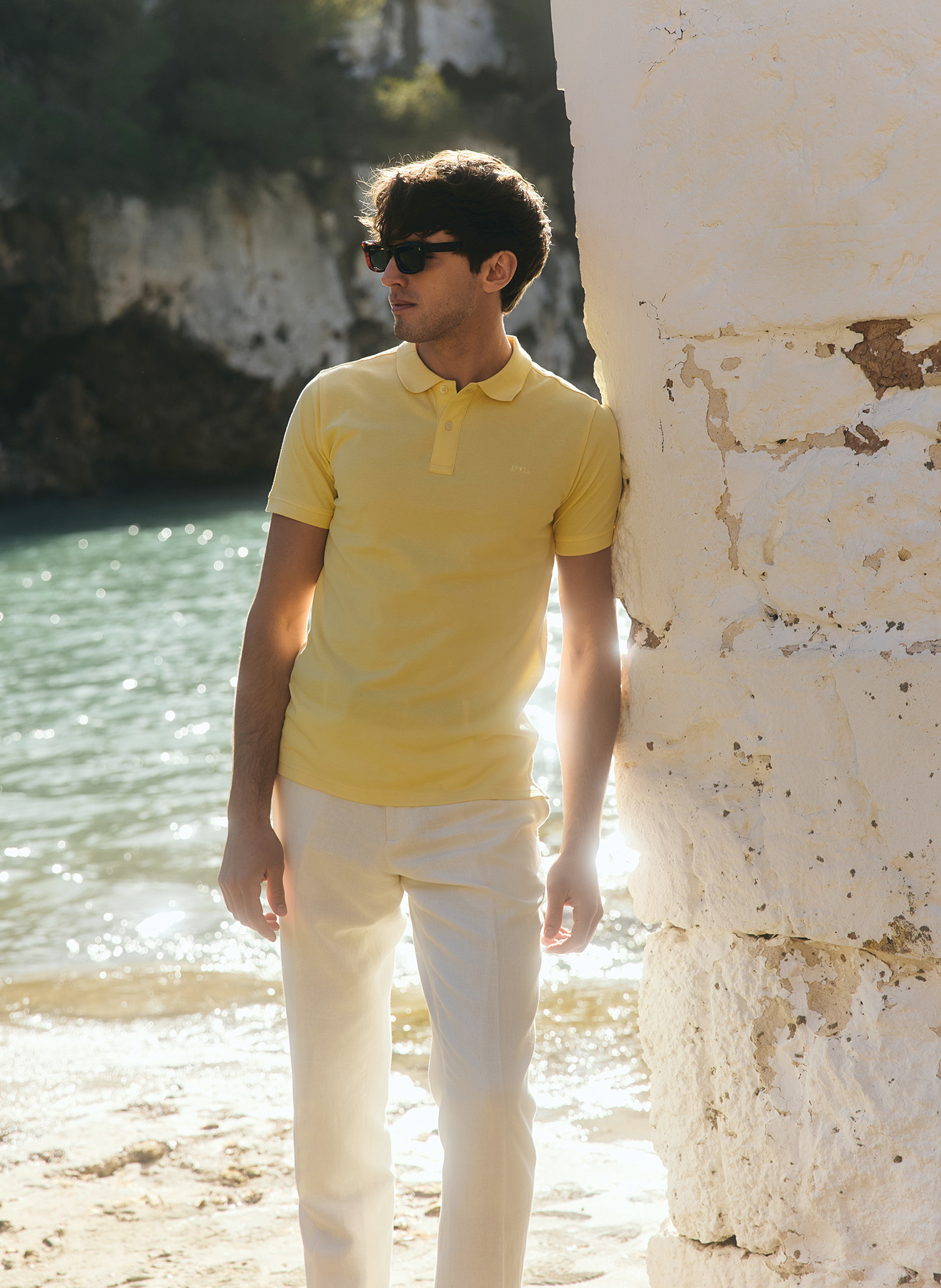 Gładki t-shirt polo w żółtym kolorze - Pako Lorente