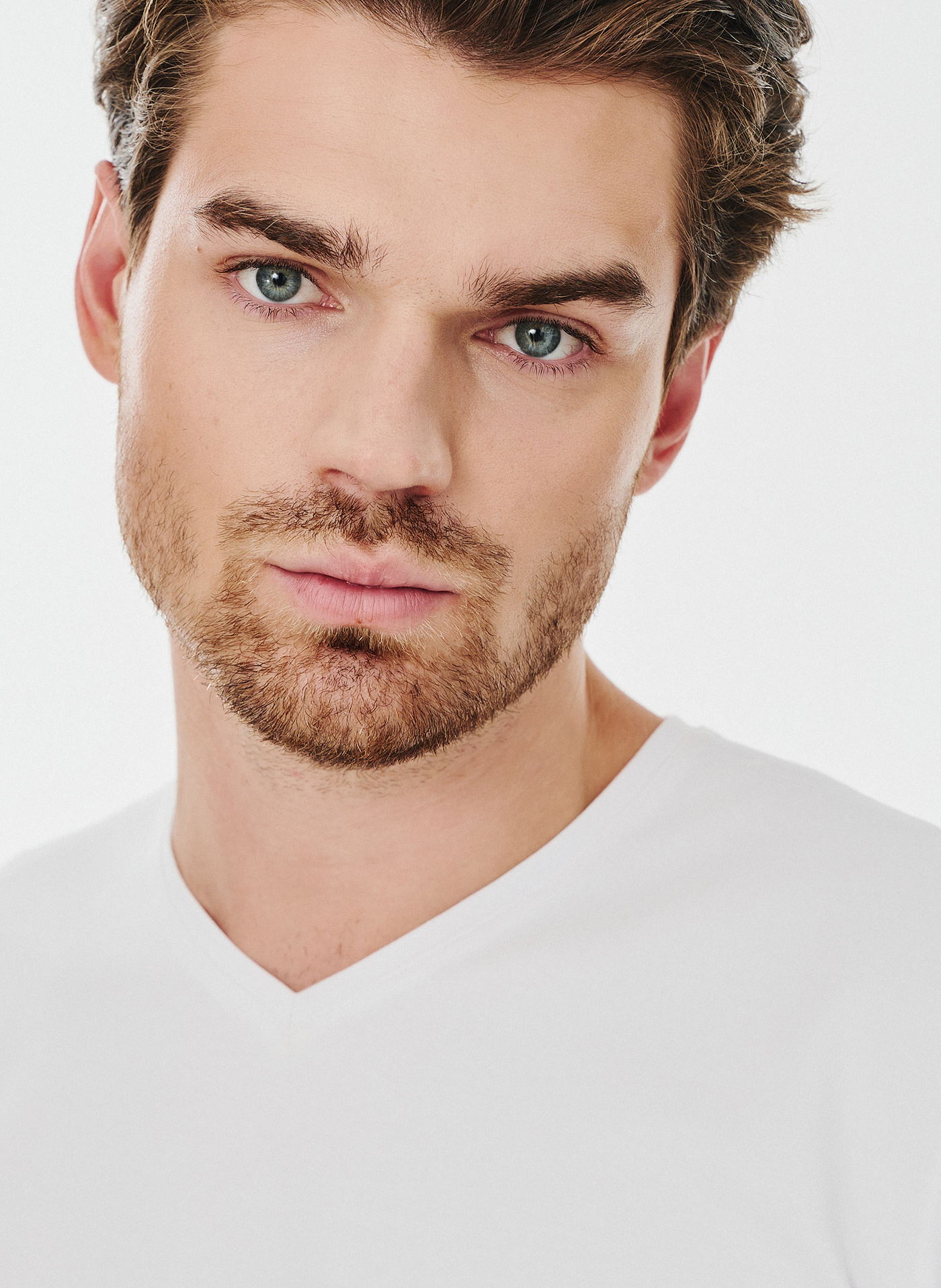 Biały gładki t-shirt v-neck - Pako Lorente