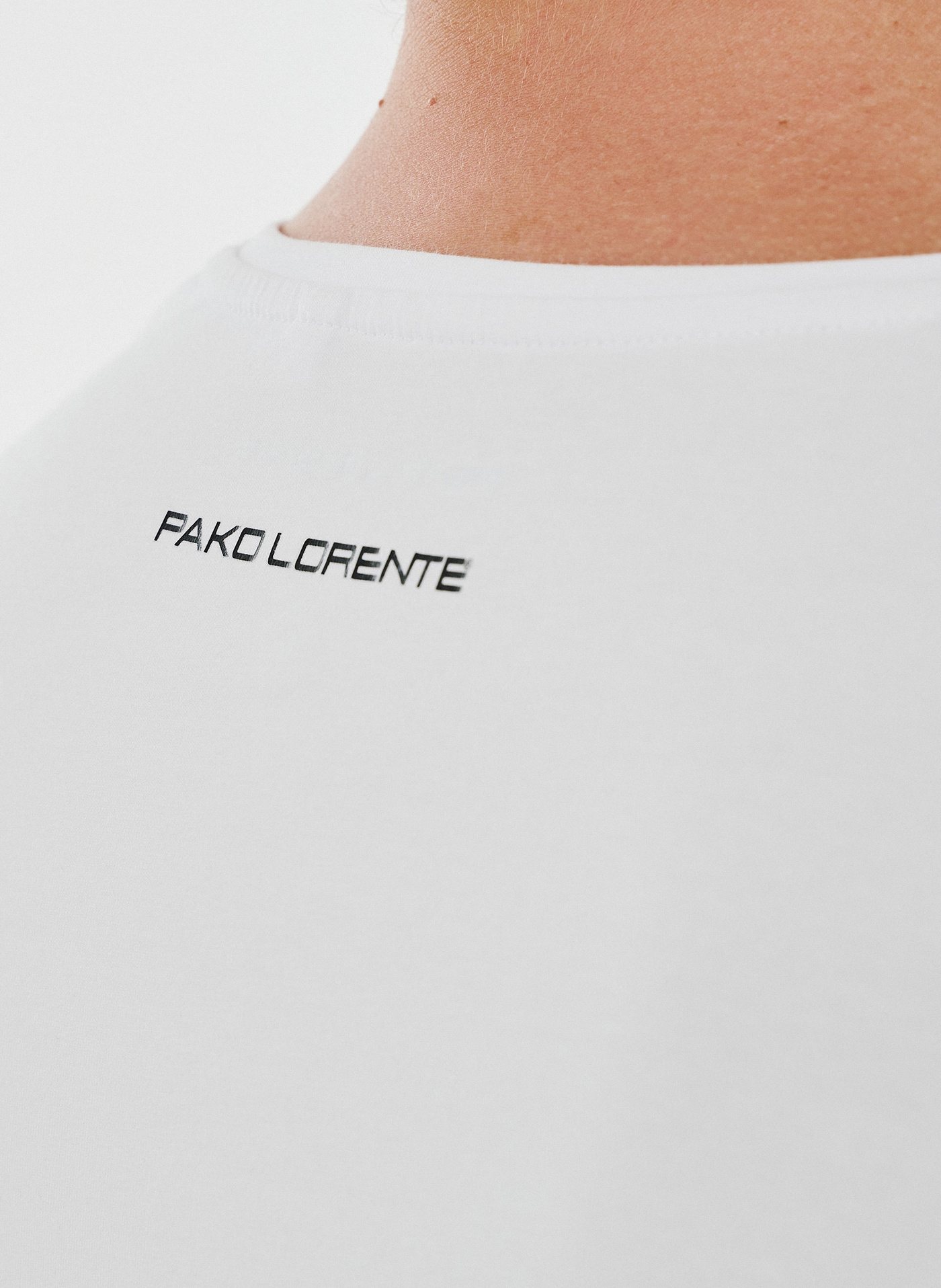 Biały gładki t-shirt v-neck - Pako Lorente