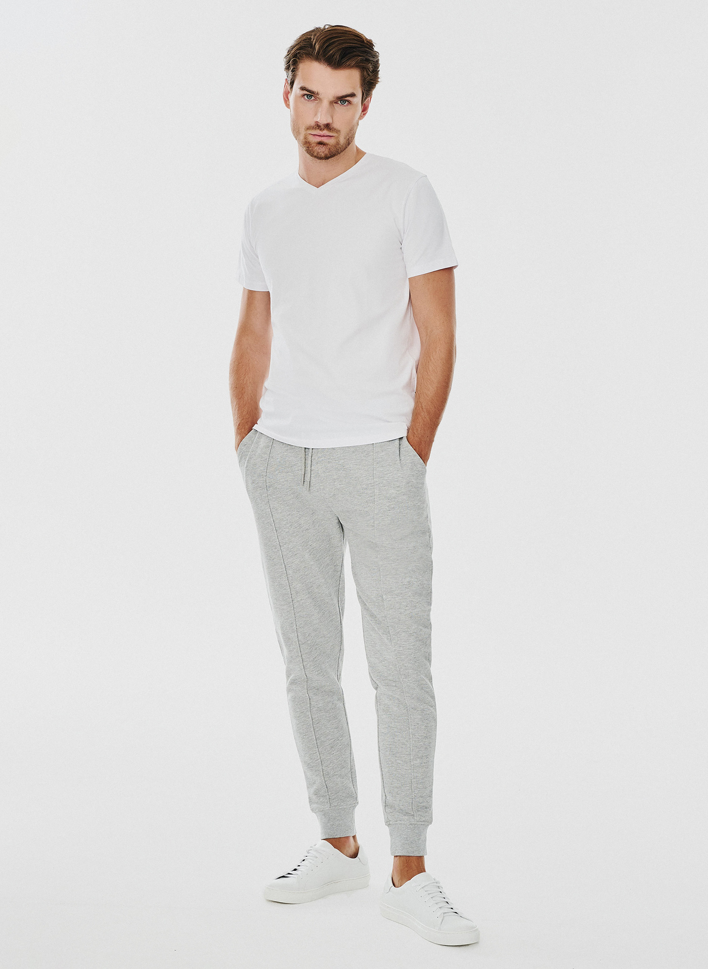 Biały gładki t-shirt v-neck - Pako Lorente